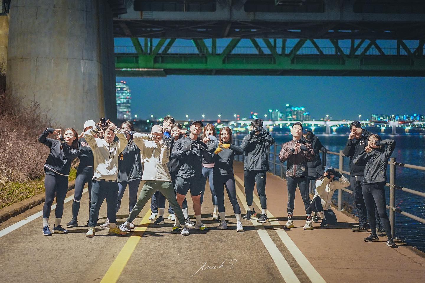 .
.
🏃🏻‍♀️한철러닝_용산역

이날은 포토작가님만 2명이라 예쁜 사진이 너무 많네요 케케케
날은 좀 쌀쌀했지만 다같이 뛰니 너무 개운하고 좋았다는요.

📸 leeks_188 
📸 shutoray 

#러닝 #러닝스타그램 #운동하는여자 #운동하는남자 #운동하는쥐상 #운동 #한철러닝 #한철 #용산역러닝