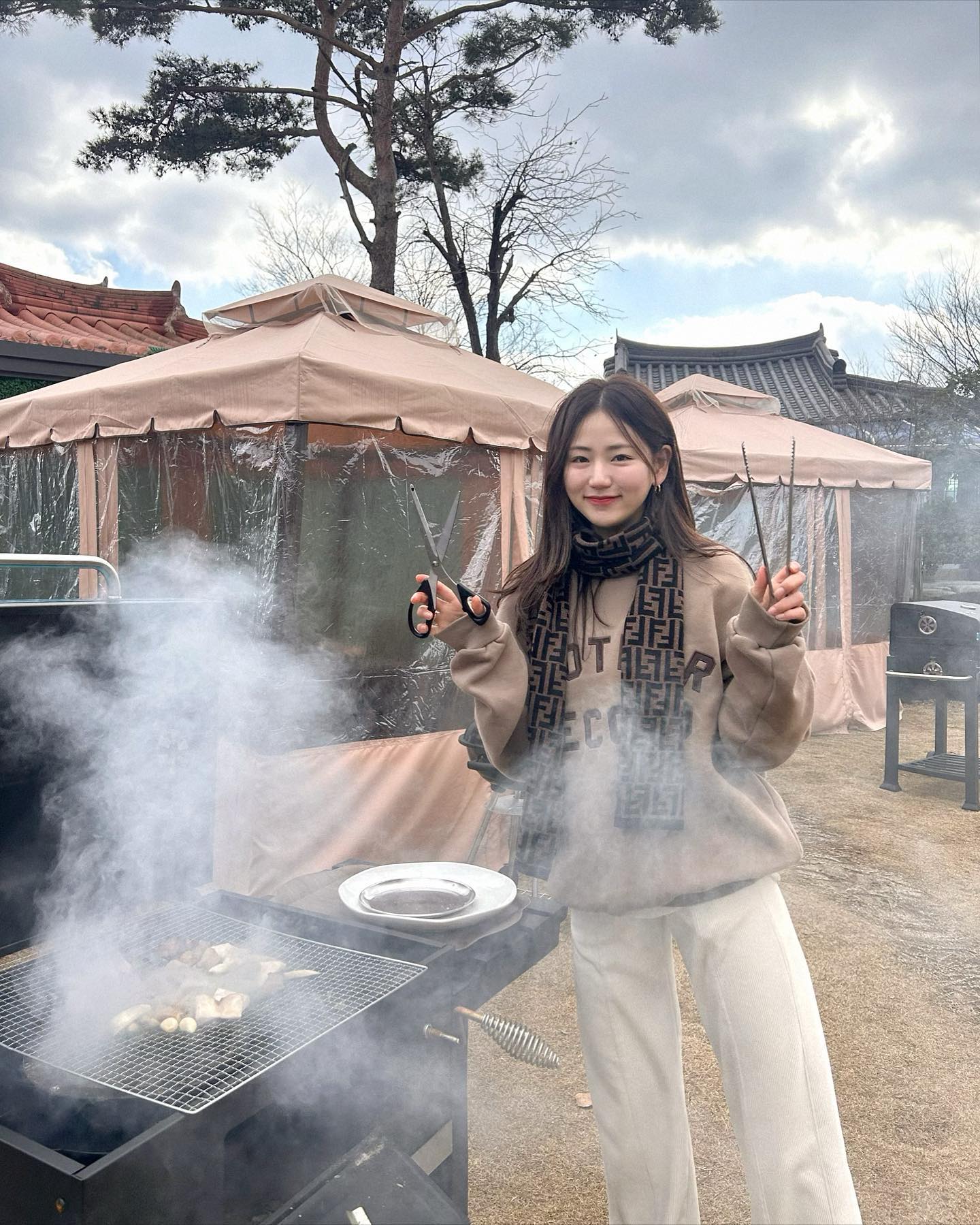 전주 내려오자마자 달려간 곳🩵 #애뜨락
호수뷰, 텐트바비큐 다양하게 바비큐 이용할 수 있는 공간였는데 
엄마아빠 모시고 가서 맛있게 먹고  눈호강까지 야무지게 즐기다 왔당 ㅎㅎㅎㅎㅎ 고기 질도 좋았고, 전망대 뷰도 너무 좋았고 직원분들도 너무 친절했구.. 곳곳이 포토존이여서 사진도 옴총 찍었고 아무튼 넘 예뻤음 !!!!!!
야외바비큐, 야외카페여서 코난이도 데려갈 수 있어서 더 좋았는데
엄마아빠도 좋아하셔서 더더더 기분이 조았따ㅏ