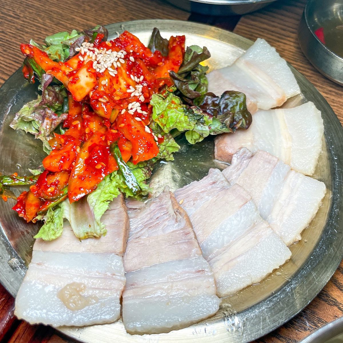 한티옥 롯데백화점 노원점
-노원롯데백화점 9층 식당가.

안동국시는 깊고 깊은 국물맛이 최고였고 보쌈은 고기잡내가 안나서 진짜 맛있었다. 간고등어찜은 부들해서 목넘김까지 부드러웠던 생선찜이였다. 맛있게 잘 먹고 왔다.

#노원역맛집 #노원맛집 #노원역밥집 #노원밥집 #한티옥 #노원한티옥 #노원롯데백화점