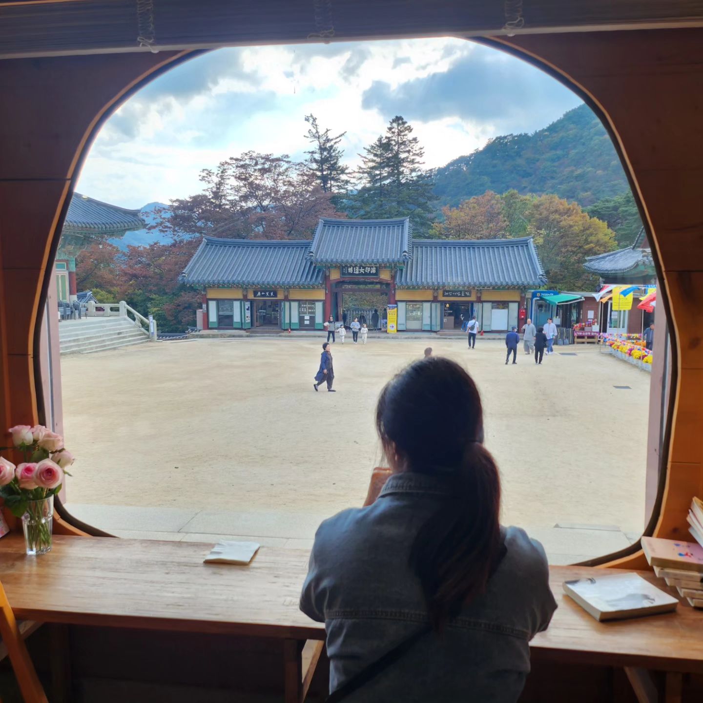20231015
합천 해인사.
가을 단풍도 이뻤다!
해인사 내부에있는 카페 창너머로 보이는 풍경이 장관이였지.

#합천해인사 #해인사단풍 #가을여행