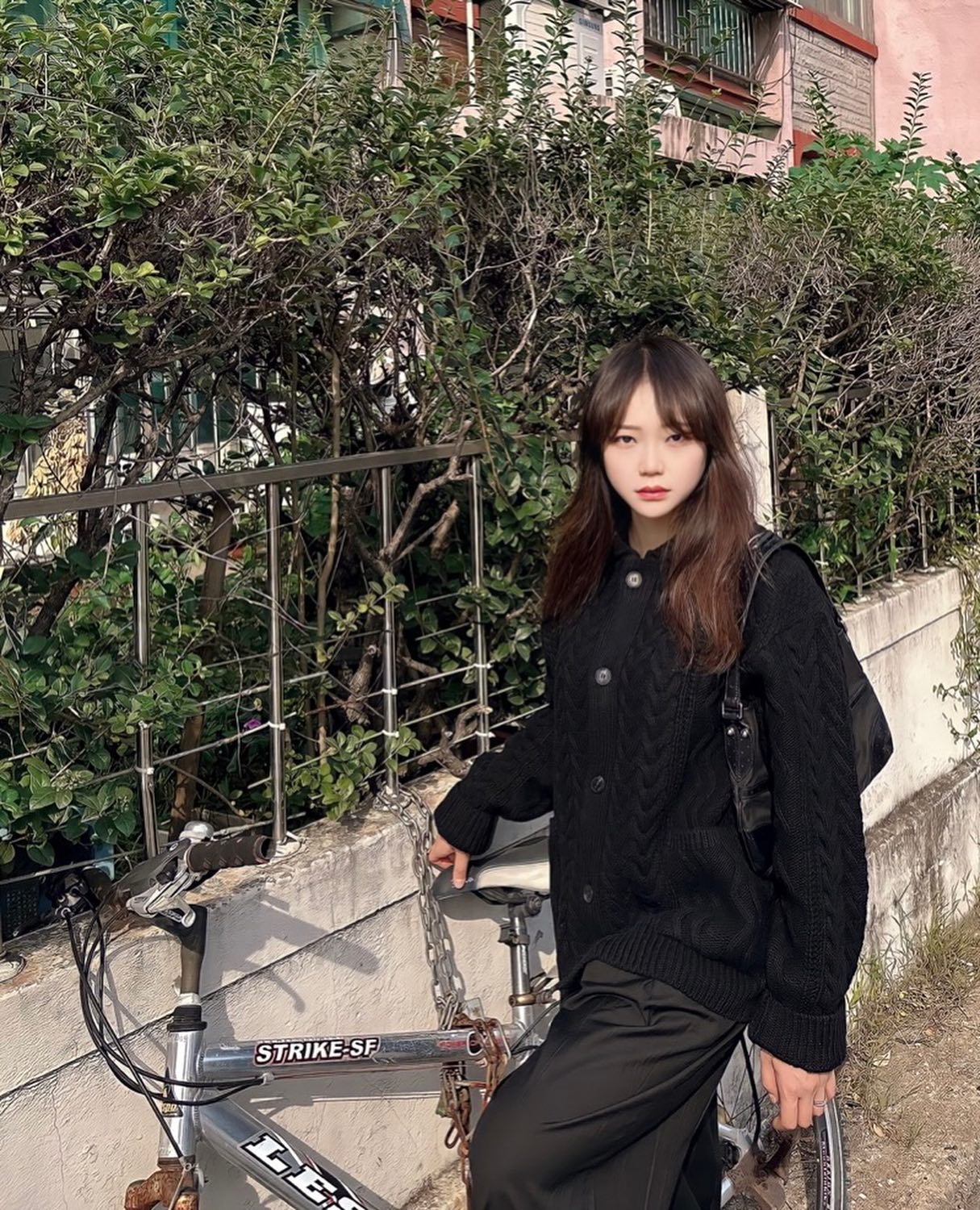 가디건 완전 내스타일🖤

dthirtyone
#디써티원 #아메리칸캐주얼 

✔️ D:THIRTYONE(디써티원)은 1844년 모스 코드의 열망이 담긴 Retro Reflective 컨셉의 아메리칸 캐주얼 브랜드 입니다😍
 
✔️ 해당 제품에 사용된 원사의 50%는 지구에서 
낭비되는 스웨터를 모아서 만들었다고 하는데요
지구 건강도 지켜주는 사랑스러운 디써티원😍

✔️ 디써티원 피셔맨 니트 가디건은 가운처럼 편안하게 걸쳐지는 루즈한 실루엣으로, 자연스럽게 어깨라인이 떨어져 입으면 바로 귀여워 지는거 같아요😍

✔️ 제품 구매 시 시즌컨셉을 담은 엽서 + 디써티원 캐릭터 시그널보이 Dit&Dah'와 레터링 스티커도 준다고 하니 다들 겟하시라구요~!!😍