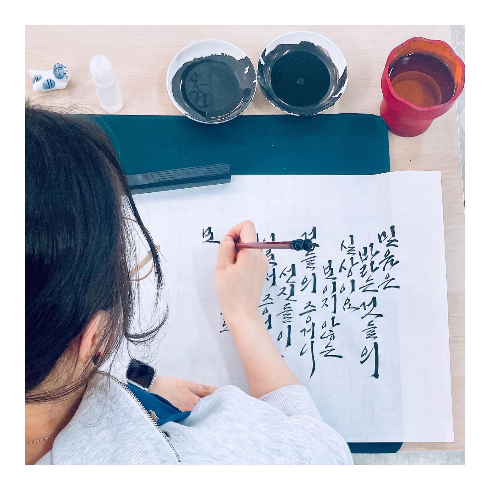 .
마음대로 되지 않아도
생각처럼 되지 않아도
숨을 골라 쉬며
쓰고 또 쓰고..
그러다 보면 되는 날도 오겠지요🙃
.
#공모전준비
#캘리그라피 #캘리 #calligraphy #calli 
#은하캘리 #eunha_calli
photo by heensaem_studio