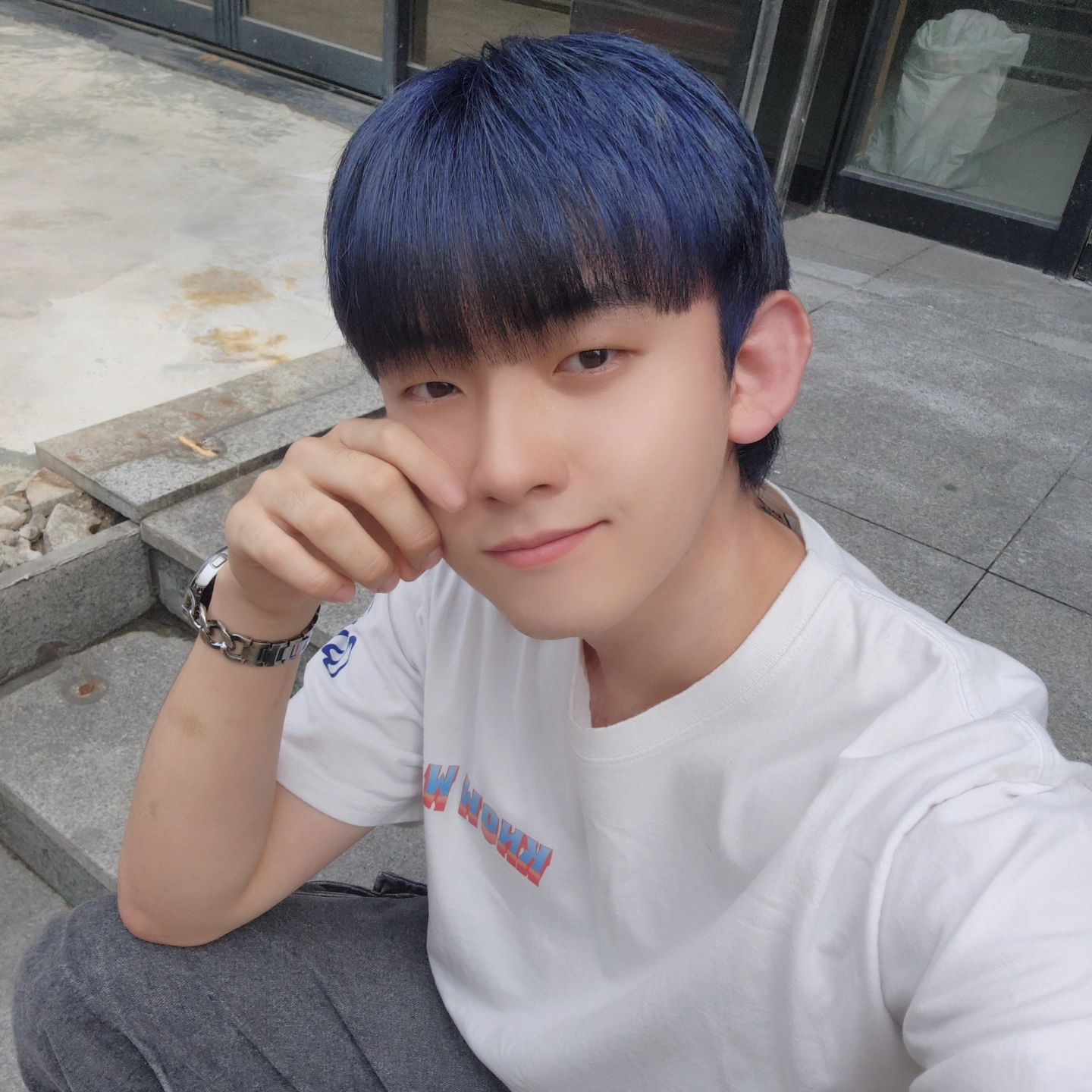 ✔️CHECK THE BLUE HAIR, SO XD 

▫️여름이니 시원하게 코랄블루로 뿌탈, 염색까지 한번에 받았습니다.

▫️쌤께선 가게를 옮기셨는데, 여전히 엄청난 실력이네요 🔥

▫️머리 색부터 시술까지 모두 정해주시고, 작업해주셨습니다.

iamme_s.jin
#아이엠헤어 #세진 #대전둔산동미용실 #남자탈색
#남자탈색추천 #남자머리 #남자미용실