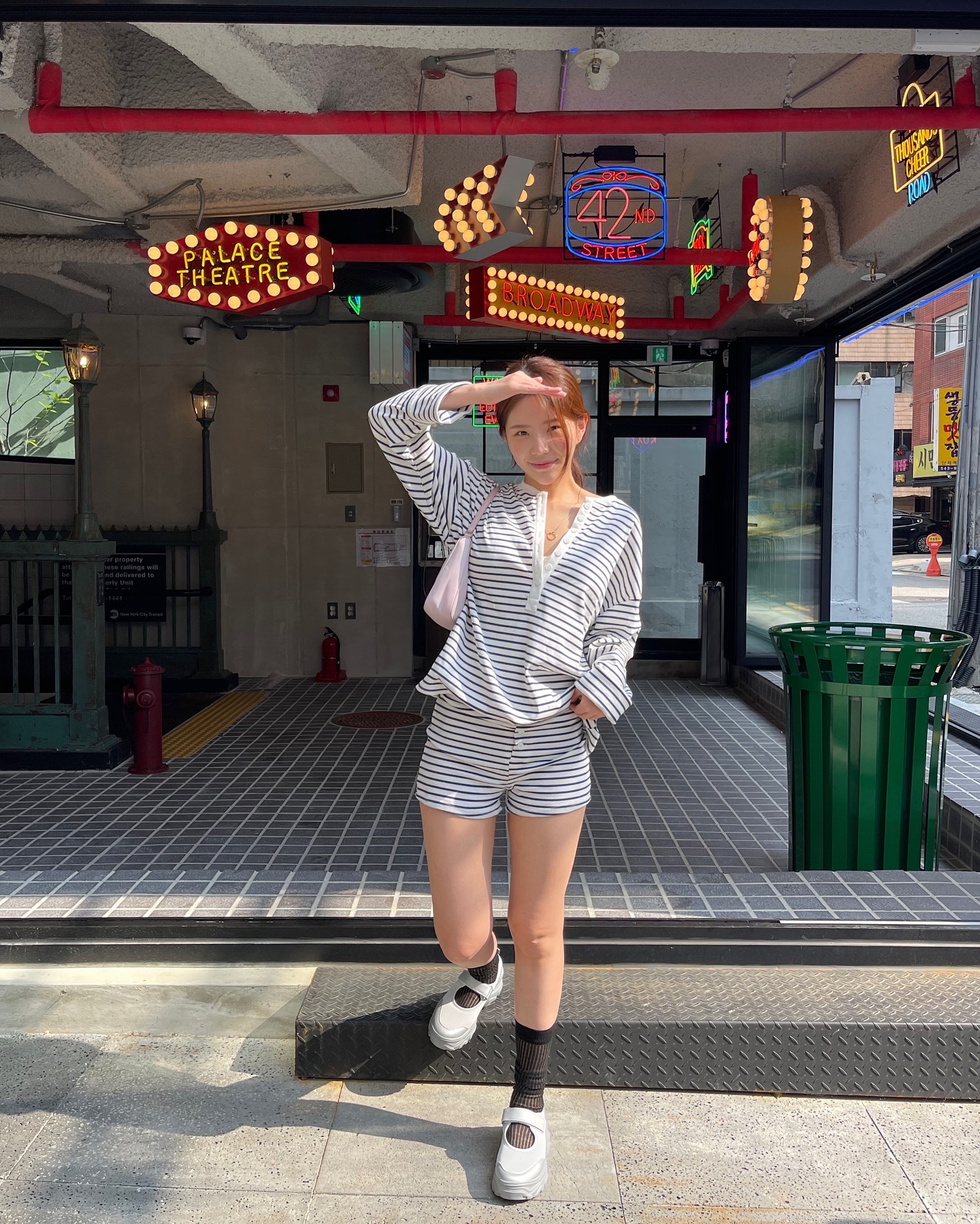 20장기념🫶🏻 날씨 좋은날~ 바로 오늘이에오
논현에 있는 대형카페 가고싶어서 후딱 갔다와찌,,
긴팔에 반바지 셋업은 넘 편한데 오찌 로미타 슈즈까지 편해서
가을에도 이렇게 쭉 입고싶다는 생각이 들었당 🕶
요거 셋업 네이비로도 쟁겨둬야겠다 ㅎㅎ ?

신은거 otz_korea , 카페 drunken_bean 
#드렁큰빈 #논현동카페 #강남카페추천 #셋업코디 #오찌 #오찌슈즈