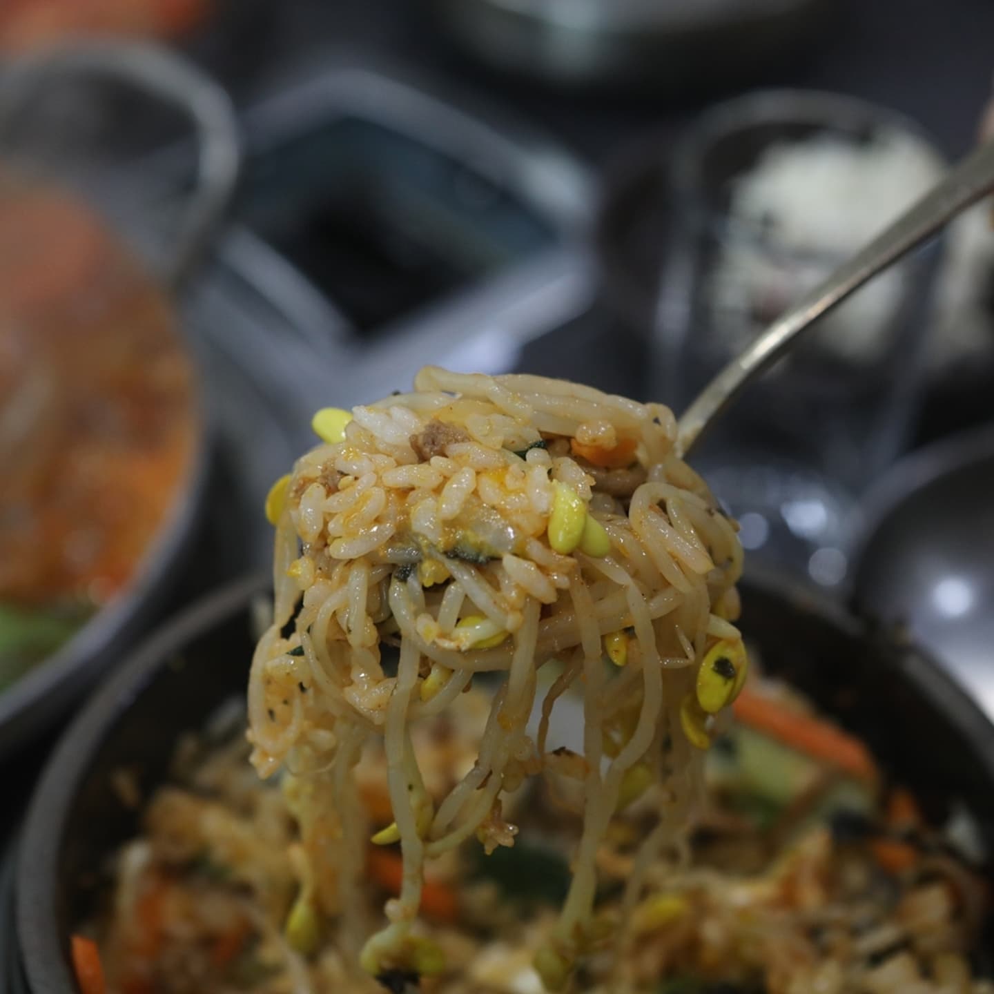 #이조갈비탕 즐기는 갈비탕도 맛나지만
김치찌게와 비빔밥은 킬!!!
3시간이상 푸욱고운 육수도 육수지만
고기가 킬인데 담엔 고기도 📷 찍어볼께요
양재로 오면 넌 못참아!

#양재동맛집 #이조갈비탕 #갈비찜 #소갈비찜
#양재동갈비탕 #양재갈비탕