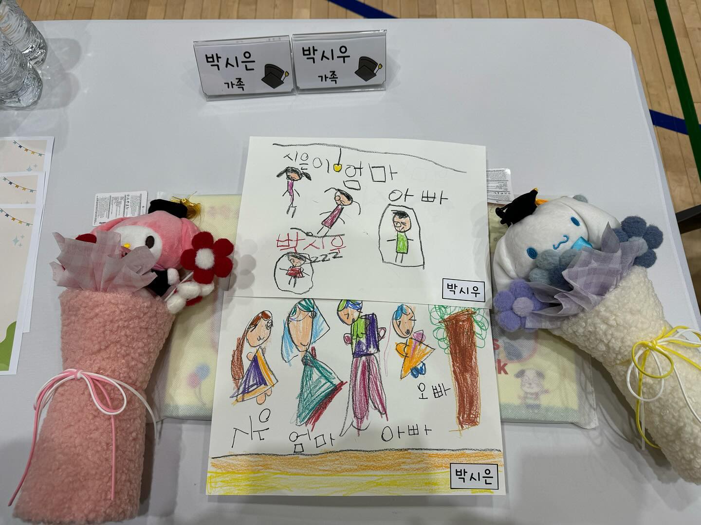̶͈̑◡˂̶͈̑

유치원 졸업 🎓

벌써 시우는 유치원 졸업을 했다 🥹
아이들이 노래 불르는데 눈물이 주르르륵 😭
꽃다발 들고 부모님한테 오는데 시우는 눈물 흘리면서
걸어오는데 뭉클 뭉클 🥹

이제 나도 초딩맘 😎