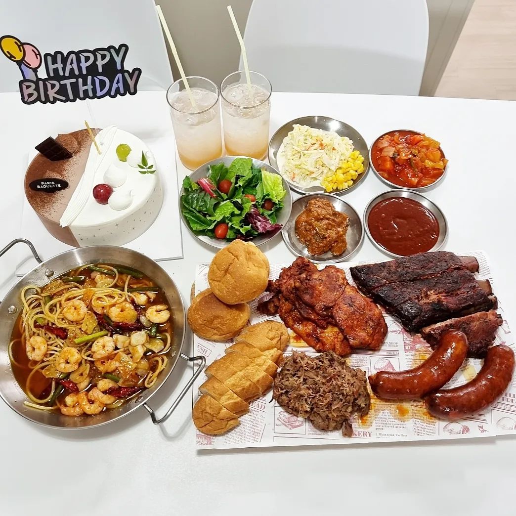 #협찬 #크래머리 #스모크하우스 #바베큐플래터 #캠핑바베큐 #캠핑밀키트 #캠핑용밀키트 #텍사스바베큐 #바베큐고기 #미국식바베큐 #바베큐밀키트 #바베큐홈파티 kraemerlee_smokehouse

크래머리 스모크하우스 바베큐 플래터 텍사스 BBQ 홈파티세트 추천합니다 
가평에 위치한 바베큐, 수제맥주 전문점으로 집에서도 야외에서도 맛있게 즐길 수 있는 밀키트를 출시했어요
포장이 깔끔하게 잘 되어 있고 구성도 알차서 여럿이 먹기 좋답니다
이미 조리 완료되어 있기 때문에 밀봉된 상태 그대로 중탕 15분 데우면 끝~

신선한 원육을 맥주와 소금, 천연향신료로 숙성시킨 뒤 참나무에 12시간 동안 훈연했어요 
수분 손실을 막기 위해 중간중간 효모가 살아있는 크래머리 수제맥주 원액을 뿌려 풍미를 더했답니다

한국인의 입맛에 맞춘 소스와 사이드 메뉴가 함께 들어있어 누구나 맛있게 먹을 수 있어요
원육을 훈연하는 과정에서 20~30% 수분이 손실되는데 크래머리 스모크하우스는 조리 후 중량이라서 양이 많아요

선물하기 기능이 있어서 상대방 주소 없이 연락처만 알아도 발송이 가능합니다
가족, 지인에게 바베큐플래터 세트 선물하기도 좋아요
오후 3시 이전에 주문하면 당일발송되고 5만원 이상 구매시 무료배송되니 참고하세요

https://www.kraemerlee.com/category/food/42/