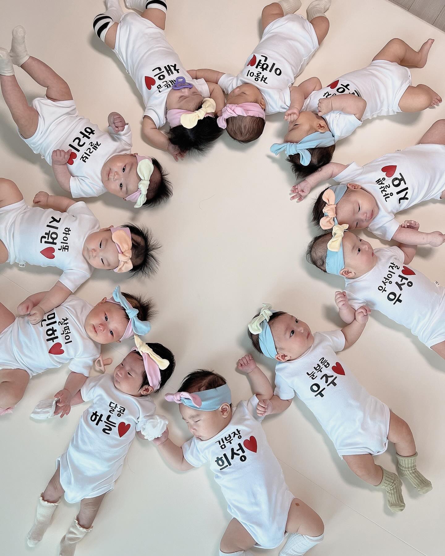 +36ᴅᴀʏs 

1-2월생 친구들 사이에 쏙 낀 하늘이🌈
아직은 울음 소리도 앙앙앙앙앙😹

-
--
---

#하윤하늘이네🏠 #인생36일차 #조동보다더한사이 #뱃속에서부터친구 #둘째 #둘째딸 #둘째맘