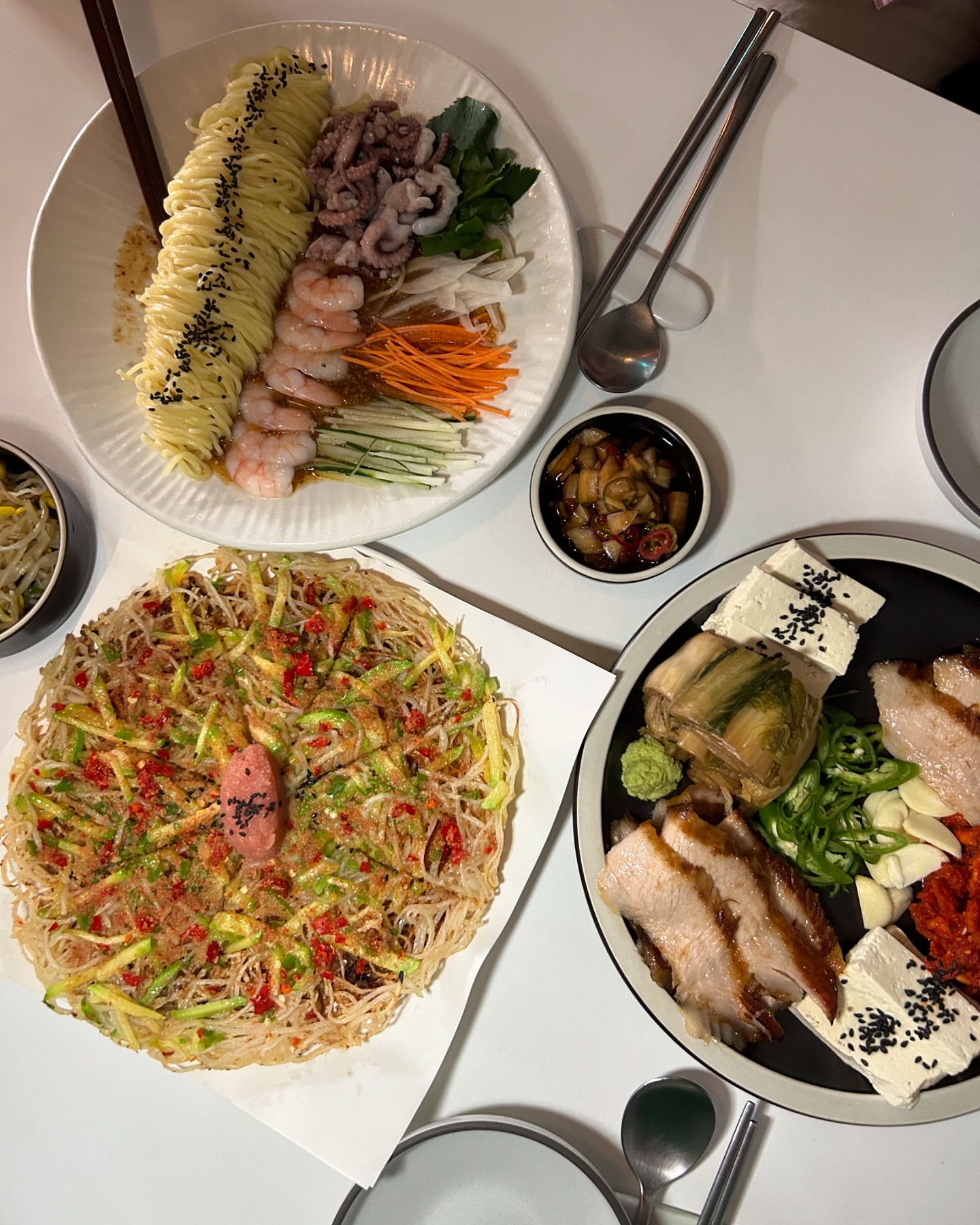 #광고 성수가면 무조건 생각나는 호미담🫶🏻
여긴 진짜 넘 맛있어서 요날은 엄빠 데리구 고고씽했어용🤗
바로 앞에 주차되구🙌🏻
분위기 넘넘 좋은데 요리들 하나하나 퀄리티 대박❣️
항정살연저육삼합 요거 진짜 고기 부들부들 입에서 녹는데🥓
묵은지에 명태무침에 두부랑 같이 싸먹으면 눈물이 절로 나와융😭
그리고 해물냉채비빔면은 시원한게 여름에 찰떡인 메뉴잖앙🙊
바로 부쳐나오는 바삭명란감자전은🥔
진따 맛있다구 엄마가 반해버림🥰
막걸리는 그래그날🍶 밀키스맛이라 술찌분들도 넘 맛있게 마실 수 있어용✌🏻
성수 분위기 좋은 맛집&술집 찾으신다묜 무조건 고고🏃🏻‍♀️🏃🏻🏃🏻‍♂️
.
.
#성수분위기술집 #성수조용한술집 #뚝섬역조용한술집 #호미담 #성수안주맛집 #뚝섬역조용한술집 #뚝섬역안주맛집 #성수술집
#뚝섬역술집 #서울숲술집