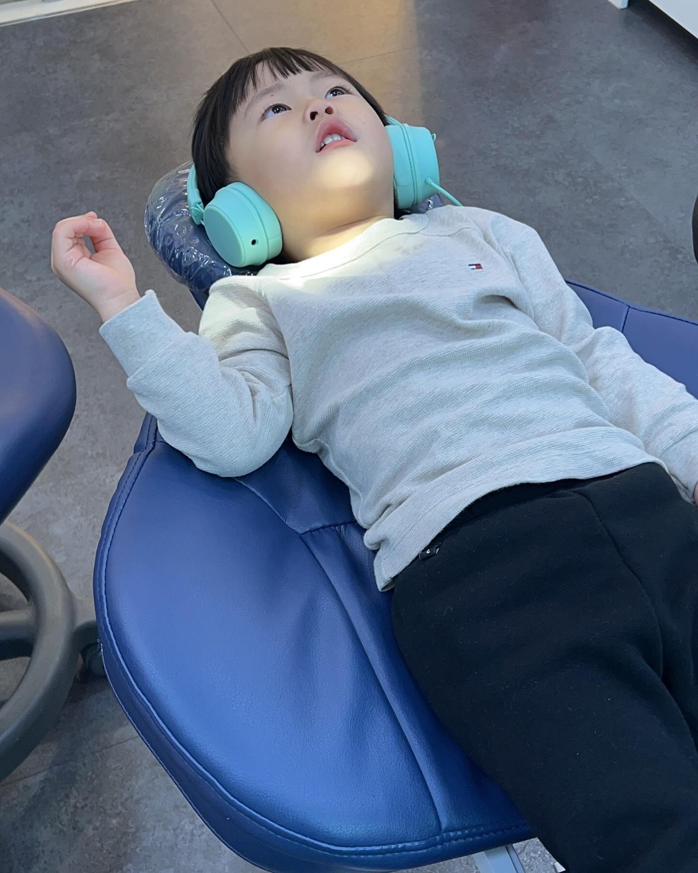 ⠀
⠀
5살 엉아는 치과쯤이야 ✨
⠀
불소도포까지 멋지게 하고
빠방이 하나 얻어서 기분 좋은 울애기 ☺️
⠀