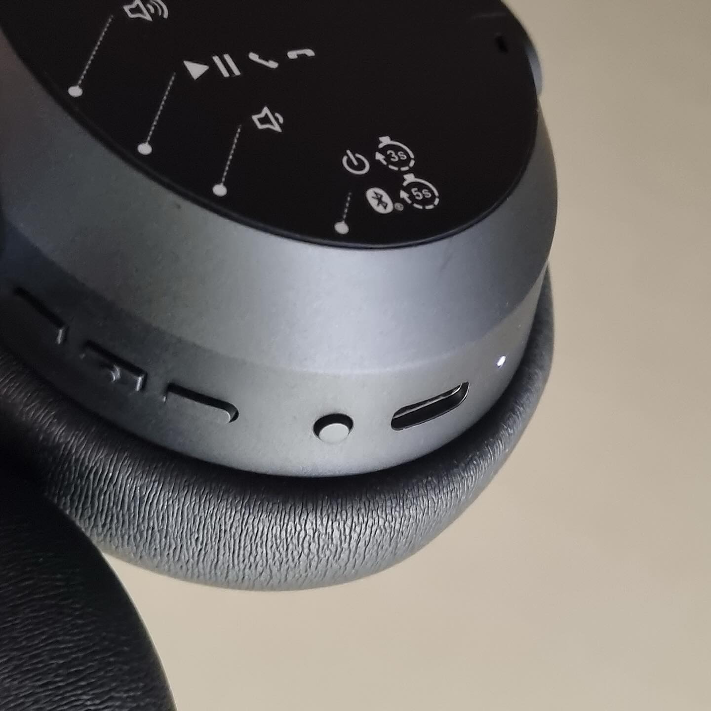 🎧 #젠하이저엑센텀 리뷰 ☺️
무선 헤드셋 구매 고민 중에 
집에 있는 #젠하이저HD560S (줄헤드셋)이 있어 써봤는데 저는 귀에 이게 잘 맞더라구요!
그래서 혹시 ~하고 젠하이저 헤드셋 나온 모델이 없나 찾아보던 중 젠하이저 엑센텀 와이어리스 를 알게 되었어요! 

젠하이저 엑센텀 ACCENTUM Wireless 무선헤드폰(블랙) 가격대는 할인 뜰시 10만 후반대~20만원 초반대
신상으로 구매가능! 배터리 50시간, 무게 222G

보는 순간 저는 젠하이저 선호 유저이기 때문에 구매 결정을 했는데,
유일하게 고민하던 부분이 색상이 블랙만 있는 거였는데,
지금 쓰는 1월 기준 화이트가 나왔어요! 부럽다....

기존 제가 가지고 있는 젠하이저 제품과 사운드제품은 
HD560S 모멘텀 / 트루와이어리스2 / 에어팟 프로 3가지 인데요.

간략한 각 리뷰
를 진행해보자면<개인적인 생각>

1.HD560S
 (줄 헤드셋이라 아쉽지만 높은 음향, 공간감이 좋고 저음이 부족) 

2.  모멘텀 트루와이어리스2
밸런스나 착용감이 좋으나 오래낄시 답답함이 있음 

그리고 지금 
이번에 구매한 ’젠하이저 엑센텀 와이어리스‘가 최근에 가장 잘 사용하고 있는 모델입니다.

이유의 경우 트루와이어리스2 / 에어팟 프로 경우 최근에 제가 귀에 오래쓰면 귀가 아프다 생각이 들어 헤드셋구매를
생각했고 고가 모델의 경우 부담스러워 미루고 있었는데, 현재 착용했을때 너무 편하고, 잘 사용하고 있습니다.
젠하이저 엑센텀 와이어리  장점

💬가격대 만족
💬정말 가벼움! 
💬긴 배터리 시간
💬 안경 쓰고 헤드셋 써도 무리 없음
#안경무선헤드셋 착용 가능 <저는 안경을 쓰는데, 헤드셋이 가벼워 같이 착용해도 무리가 없어요!> 
💬 최대 50시간 연장
💬 짧은 배터리 충전시간 
10분 충전시 최대 5시간 연속재생 가능 

젠하이저 엑센텀 와이어리  단점
💬 케이스 찾기가 어려움(미포함)
💬 화이트 색상 없는게 유일한 고민이었는데 생겼네요...?

저처럼 최근에 헤드셋 관심이 생겨서 보고계시는 분들이 있다면
보스, 소니 뿐만아니라 가성비며 사운드 기능까지 챙긴 
무선 헤드셋 추천 젠하이저 엑센텀 와이어리스 ACCENTUM Wireless 알아보세요.
저는 대만족하며 사용 중! 
#젠하이저엑센텀와이어리스 #sennheiser #sennheiserheadphones