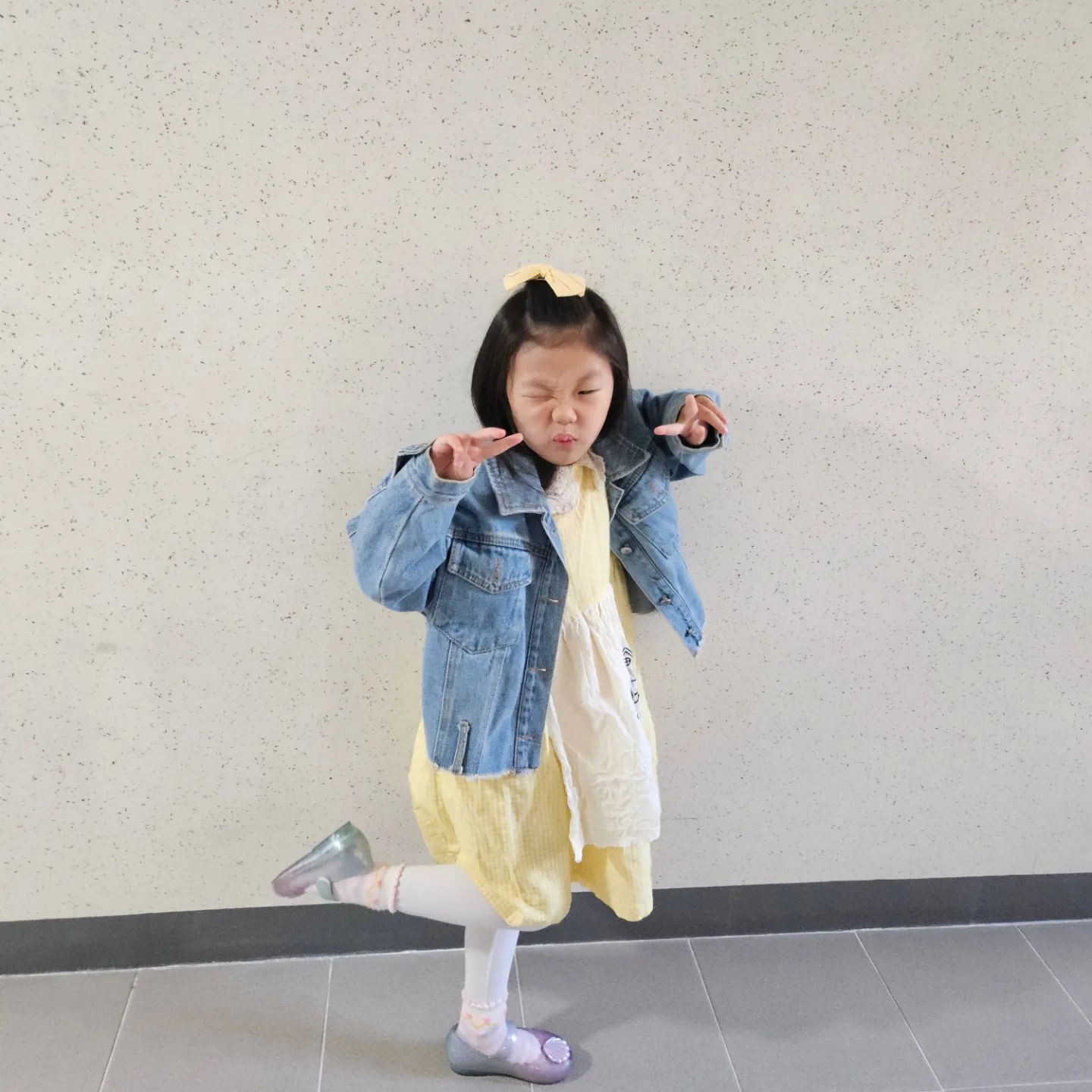 #등원그램

아니 날씨가 어떻게 된거야?
겨울오다가 빽한거야?

#로로희그램 #겨울옷안꺼냈지롱
#내복언제입히냐고
#노랑노랑 #로로희그램
#등원룩 #여섯살 #오예금요일