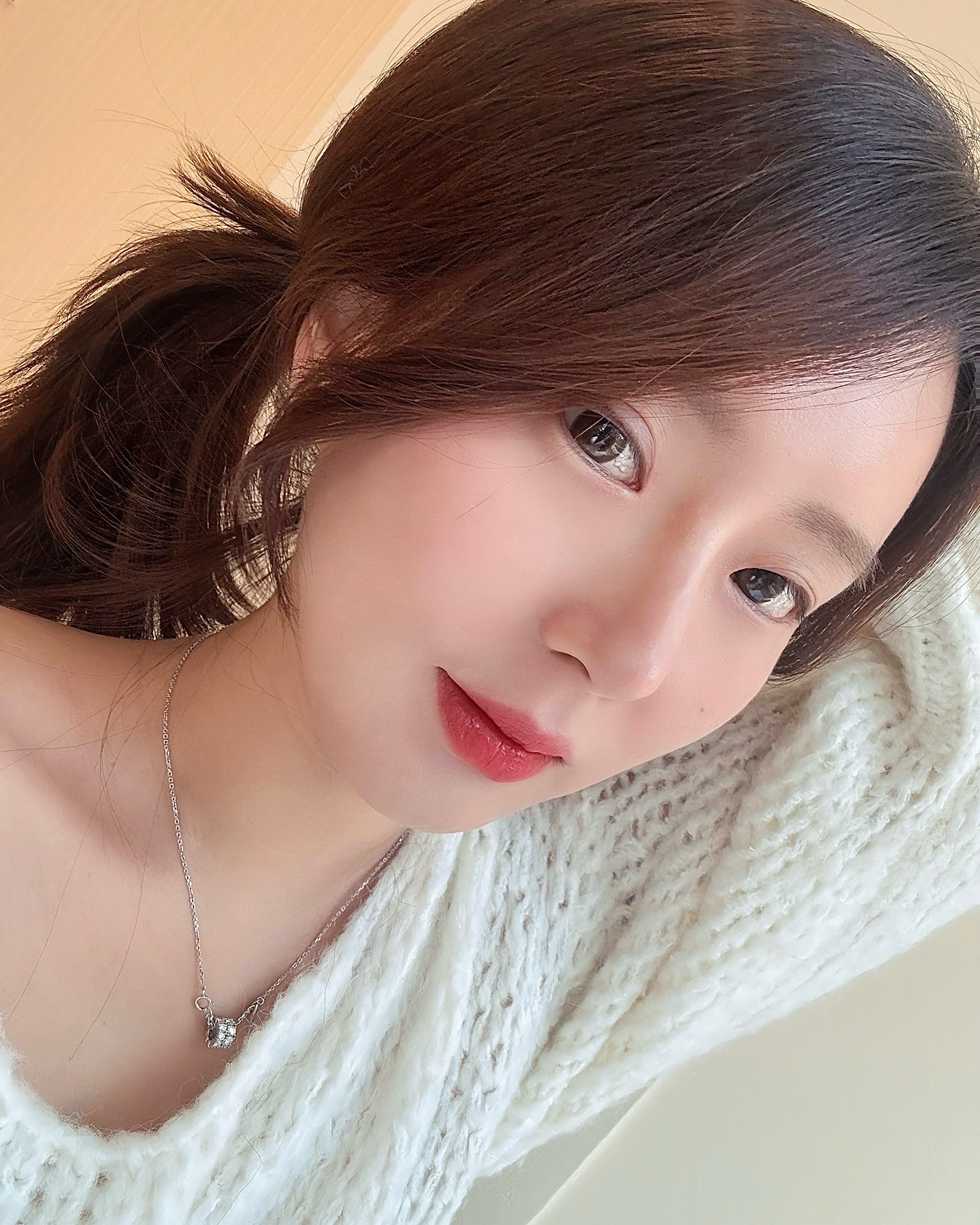 오늘도 퇴근 후 달려간 아비쥬의원 명동점! 
1:1 맞춤 상담을 통해 내 피부 상태와 고민에 딱 맞는 
시술을 추천해 주셔서 요즘 가장 큰 고민인 나이가 들면서 
자연스럽게 생기는 노화 문제‼️ 특히 팔자주름과 
눈가 탄력 저하로 스트레스 받고있는데요🥹

이번에 추천받은 리프테라 시술을 받아보았는데 
통증도 거의없고 실력있는 원장님께서 정밀하고 
섬세하게시술해주셔서 관리받고 나서 시간 지나 지켜 보니
팔자주름, 눈가 주름등 개선되기 어려운 부분이 개선됨과 
동시에 피부 탄력까지 되살아나 너무 만족 중💕

🎁지금 12월 한정 아듀 2024 연말결산 이벤트 중이라 
알려드려요! 일 년에 단 한 번만 열리는 가장 특별한 
이벤트라고해요 🎉 올해 베스트 인기 시술을 큰 할인 폭으로 
만나볼 수 있는 절호의 기회가 준비되어 있어 가성비 좋게 
피부와 탄력을 관리할 수 있는 이 찬스, 놓치면 안 되겠죠? 😊

올해를 마무리하며 아름다움을 되찾고 싶으신 분들,
지금 바로 아비쥬의원에서 특별한 관리 받아보세요! ✨

.
.
.
#명동피부과 #명동역피부과 #아비쥬 #아비쥬의원 #아비쥬클리닉 #힐링아트클리닉 #미술관피부과 #갤러리피부과 #내돈내산 #피부과 #피부과추천 #리프테라2 #리프테라 #리프팅 #얼굴리프팅 #리프테라리프팅