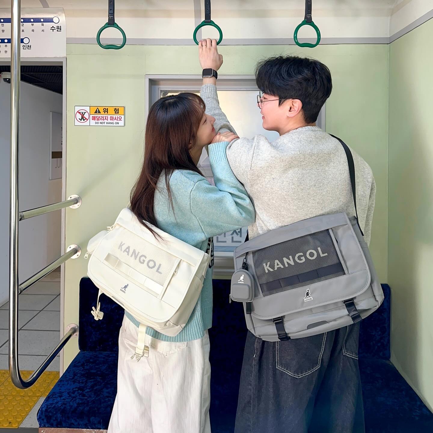 #광고 team_kangol 
남자친구와 함께 팀캉골 5기 마지막 활동 ➰🩵
신학기를 맞아 캉골 아이콘 메신저백으로 캐주얼코디 해보았어요! 가방 사이즈도 딱 좋고, 폭신한 숄더 패드와 메쉬 포켓 디자인이 매력적인 메신저백 ➰!
놀러다닐 때, 커플 아이템으로 자주 활용할 예정이에요 ✨
아직 크로스백 고민중이시라면 프로모션과 함께 구경 고고🤍
.
✏️ 캉골 신학기, 최대 3만원 온,오프라인 쿠폰 프로모션 진행 중
✏️ 24ss 신상 백팩 구매 시 퀼팅 파우치 증정 🤍
.
#캉골 #kangol #teamkangol_official #팀캉골 #가방 #메신저백