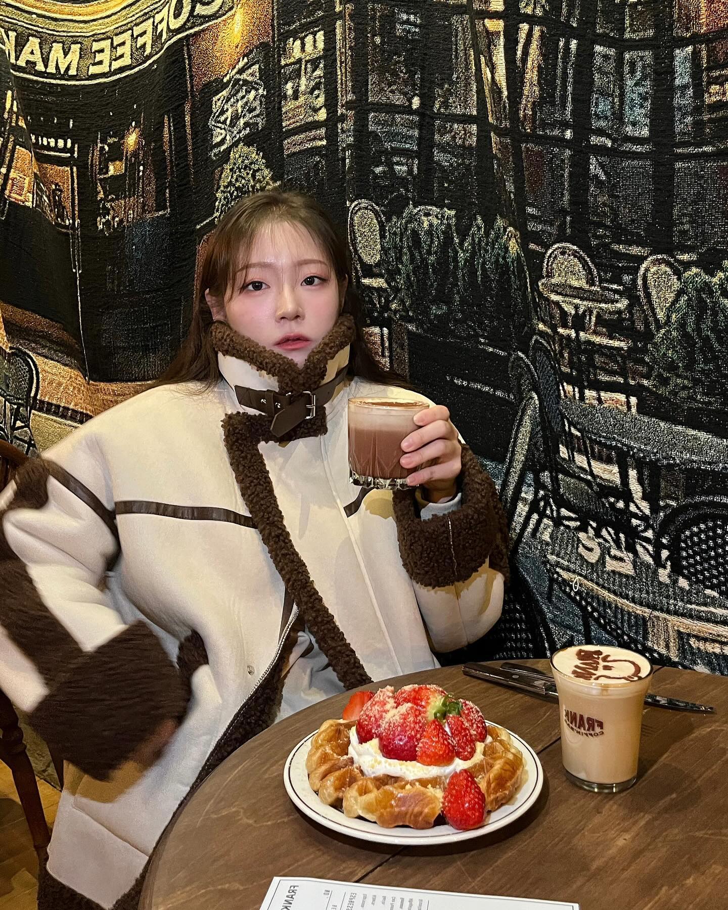 빈티지에 빠진 친구 덕분에 집 앞에 생긴 카페 방문해봤어요ㅎㅎ 집순이라서 집 밖에 잘 안나가지만 카페는 참을 수 없죠!!!🤩

크로플 맛집답게 딸기크로플이 진짜 너무 맛있더라구요!!🍓 딸기 너무 좋아🫶🏻 
시그니처 커피 위에 아트(?)도 너무 귀엽지 않나요~?!?🫣🫢
초코라떼도 초코가 너어무 진하지도 연하지도 않아서 너무 제 스탈이더라구요~!!

프랭크커핀바☕️
📍 전북 전주시 덕진구 오공로 43-13 1층 105,106호
🕚매일 11:00-22:00
🐶반려동물 동반가능

#프랭크커핀바 #전주카페추천 #전주혁신도시카페