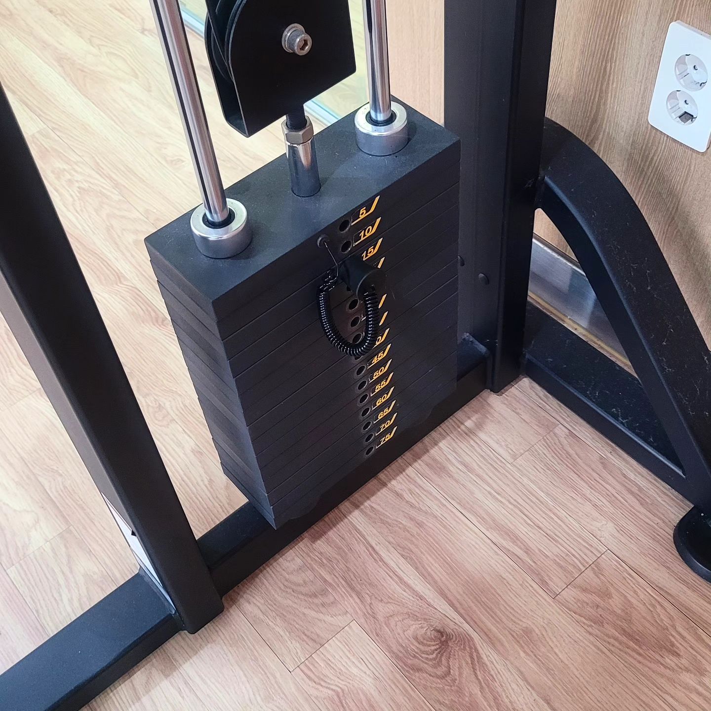 오늘도 열심히 💪운동하고 왔어요 🔥 
이 💪 운동 기구 는 내내 10 kg 하다가 어제부터 15kg
하 60번 했어요ㅠ 아 진짜 🤦 😭 😂 내팔 부서질듯ㅠ
아파요ㅠㅜ 느므느므ㅠ #헬스초보 #근력운동💪
그래도 꾸준히 해서 그런지.. 
몸에 변화가 보이네요. #아뵤👊

그래서 기부니가 너무너무너무 좋아요ㅎ
그런데..

팔살을 빼고싶은데.. 이 운동이 도움이 될까요?ㅋㅋ
인친분들중에 아시면 쪽지 부탁드려용♡♡
(아님 헬스기구 파는 바쁜 친척동생한테 물어 바야겠네요ㅋㅋㅋ)

매일 매일 헬스하고 내몸관리하는게 너무너무너무 행복하고 좋네용ㅎㅎ 

올만 #일상피드백🙈 힛♡

오늘 다들 🔥 금 보내세용♡

#헬스초보
#헬스하는아줌마
#자기관리하는엄마
#관리
#관리어터 
#식단 도 해야되는디ㅠㅠ 하ㅠ #운동 만이라도 하자규
적당히 먹고 #과식은금물🚫 
식단은 언젠가? 할듯?ㅋㅋㅋ
#건강스타그램
#건강그램 #건강이최고 #건강챙기기💪🏻 #여자는평생관리 #다이어트 하ㅠㅠ