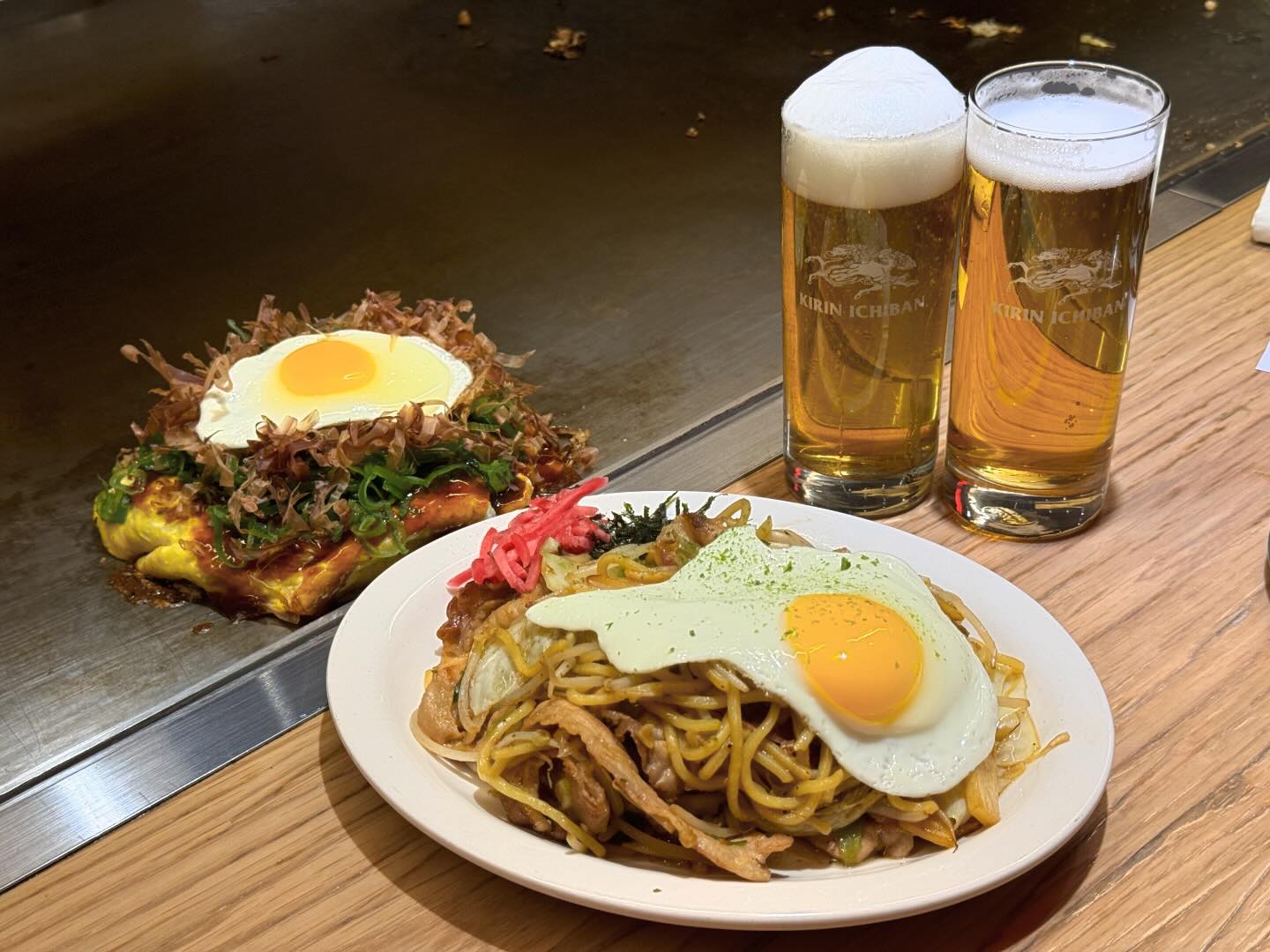 #❤️ .
성수동 일본여행 성지🍽️

🍺핫쵸 성수점🍺
 📍서울 성동구 왕십리로5길 9-20 1층
 ⏰매일 11:30~22:00, 15:00~17:00 브레이크타임, 21:00 라스트오더
 📞0507-1396-1137
 ✔포장, 무선 인터넷
 🏠hotcho.okonomiyaki
📋MENU📋
 핫쵸 히로시마 오코노미야끼 16,000₩
 +가쓰오부시 1,000₩
 +계란후라이 1,000₩
 칸조(간장) 야끼소바 14,000₩
 +삼겹 2,000₩
 기린 생맥주(310ml) 6,000₩

 친구와 특별한 날에 방문하여 더 특별해진 성수동 맛집 핫쵸!
 추운 겨울인데도 웨이팅이 길어 어플로 예약한 뒤 다녀왔다.

 주방에서 요리를 만든 뒤 내어주는 평범한 이자카야와 달리 눈 앞에서 바로 철판요리를 만들어 주는 곳이라 먹는 재미 뿐만 아니라 보는 재미가 확실했다.

 오코노미야끼의 달달하면서도 부드러운 맛이 굉장히 중독적이었다.
 일본 여행 다녀온 기억이 새록새록!

 탱글탱글 맛있게 볶아져 소스를 골고루 입은 야끼소바의 감칠맛도 참 좋았는데, 특히 노른자를 함께 섞어 찰진 맛이 입 안에 감돌아 너무 행복했다.

 얼마 전 일본 여행을 다녀온 친구가 일본에서 맛본 것보다 더 맛있다고 행복해하여 더 만족스러웠다.
.
.
.
.
.
#성수동맛집 #성수동일식 #성수동데이트 #성수동데이트코스 #성수동맛집추천 #일본여행 #오코노미야끼맛집 #서울테판야끼 #테판야끼 #성수맛집 #성수데이트 #성수일식 #서울숲맛집 #서울숲일식 #핫쵸 #성수핫플 #성수핫쵸 #핫쵸성수점 #서울숲데이트 #먹스타 #맛스타그램 #맛집스타그램 #사진 #먹팔 #먹팔맞팔 #야끼소바 #오코노미야끼 #🍽️ 

#ezc_맛집_일식