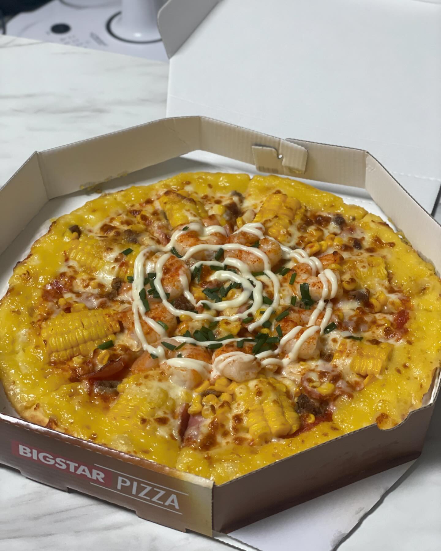 ⠀
#협찬 
3만원 대로 맛있는 피자에 치킨바이트,
그리고 라인프렌즈 굿즈 까지 즐길 수 있는 가성비 끝판왕 #빅스타피자 !
이번에 먹은 피자는 #샐리옥슈슈피자 였는데
통옥수수와 오동통한 새우가 올라가있고
달달한 슈크림소스 뿌려져 있어 단짠이라 너무 맛있어서
둘이 순식간에 한 판 클리어해따,,,🤍
배민에서 출시기념으로 4천원 할인쿠폰도 주니 꼭 먹어보길 추천해욤💓 
#빅스타피자 #라인프렌즈 #샐리피자 #샐리옥슈슈피자 #디너의여왕
bigstar_pizza