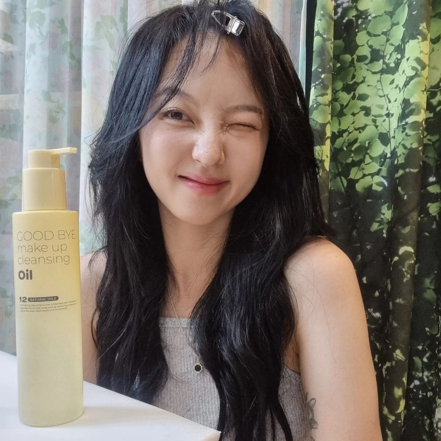 #협찬 bomcos_official
별거 없어도, 더운건 싫어도, 여름을 행복하게 보낼 방법은 많지, 이불 돌돌 감고 선풍기바람 발 끝에 오게한다던지, 살얼음 낀 맥주 한 캔 한다던지, 클렌징 오일로 말끔히 씻어낸 맨얼굴 촉감이라던지.
#비오엠 #bom #bomcosmetics
.
.
💛메이크업부터 노폐물, 피지, 블랙/화이트헤드까지 모두 케어 가능
🤍12가지 식물 유래 성분이 함유
🎉6월 10일 런칭으로 파격 할인 진행 (50% 할인과 동시에 공식몰 첫구매 시 30% 할인쿠폰 즉시 증정 / 쿠폰중복사용 가능)
💛눈시림없이 자극적이지 않게 클렌징
🤍쉽게 유화되고 잔여감 없음
.
.

#beautyofmajesty #굿바이메이크업클렌징오일 #비오엠클렌징오일 #클렌징습관템 #셀카 #쌩얼 #selca #selfie #피부관리 #홈케어 #여름 #힐링 #좋반 #댓반 #like4likes #좋댓반사 #댓글소통 #맞팔은디엠