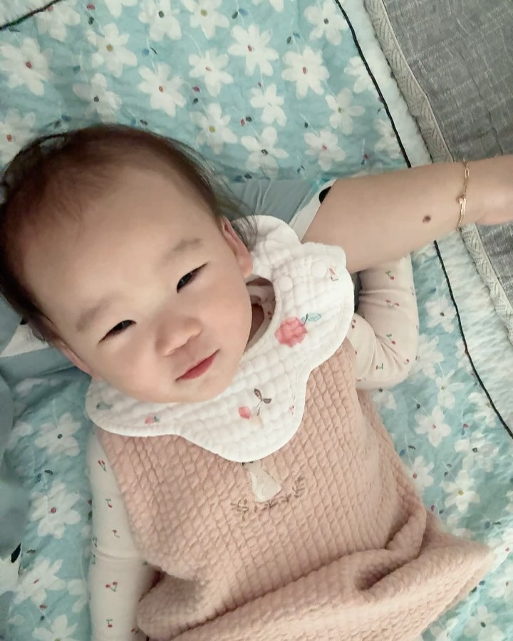 👶🏻+478일🫶
요즘 단어들은 몇개 비스무리 하게 따라하는중ㅎㅎ🤍
발음하고 목소리 왜케 귀여운데🥺🤍🤍
쪽쪽이(쪽쪽), 우유,까까,엄마,아빠,아가,동물소리 등
따라하는데 발음이 정확하지가 않아서 더 귀엽고 대견스럽고
계속 시키고 싶은 느낌ㅎㅎ
하루하루 성장하는게 너무 보기 좋고 천천히 커줬으면 하는 마음 🤍

#윤서유니#쪽쪽#까까#우유#하나하나말하기시작하는우리딸#대견하다내딸❤️