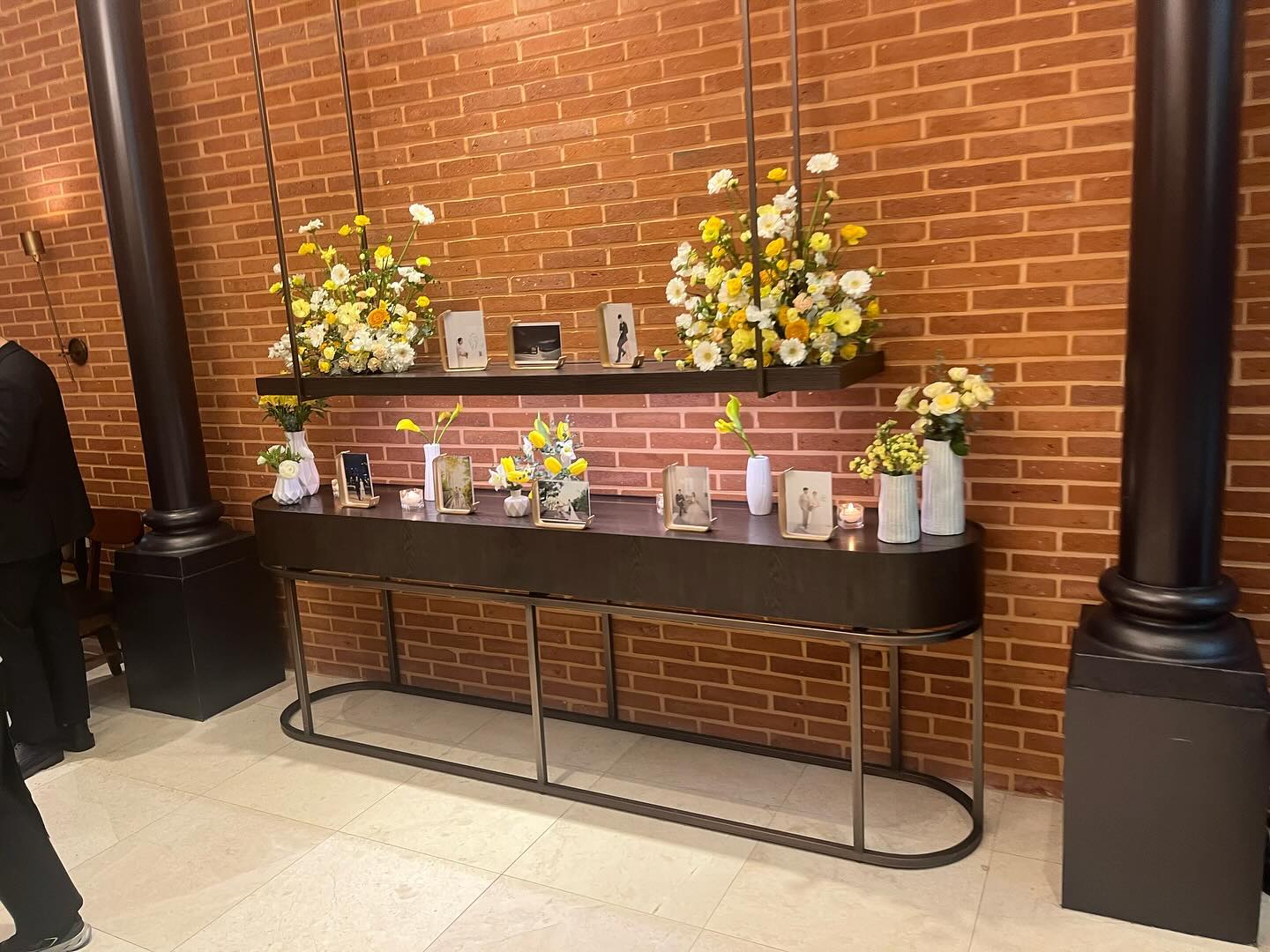 화려하진 않지만 깔끔하고 아기자기하게 올려두고 볼 수 있는 포토테이블
#선릉아펠가모 

#다이렉트결혼준비 #결혼준비 #결혼 #웨딩홀 #예물 #예복 #한복 #베뉴추천 #웨딩홀추천
direct.wedding 다양한 포인트 혜택과 많은 제휴업체 보유로 결혼 준비하기 편하니 다이렉트 결혼준비 추천!