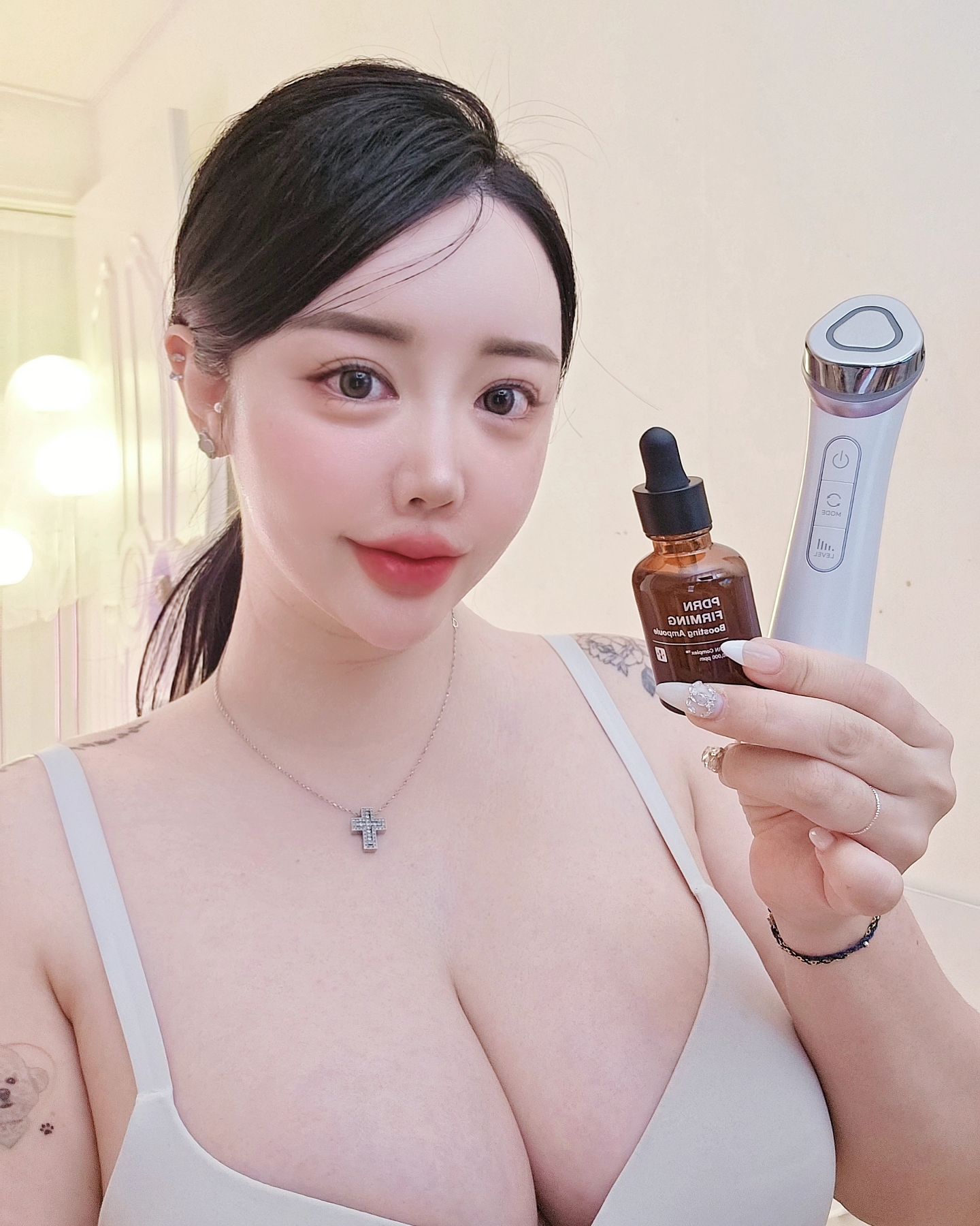 안녕하세요. 오늘 제가 소개해드릴 제품은 ❝동국제약 센텔리안24❞에서 출시한 ❝마데카프라임과 리프팅 부스트 앰플❞입니다.
.
centellian24
.
올해 들어 30대 중반으로 들어가면서 피부 탄력에 관심이 많아졌습니다.
아무래도 꾸준한 홈케어가 가장 중요하다고 생각했는데
브라이트닝케어, 흡수케어, 탄력 계열을 한 가지 기기로 단계 조절을 하여 사용할 수 있어서 너무 좋았습니다.
관리 기기의 기기의 무게가 너무 가벼워 청소기를 돌리거나 TV를 보면서 관리하기에 너무 편해요!
흡수케어와 탄력케어 단계에서 리프팅 부스팅 앰플을 함께 사용하니 3가지 케어가 모두 완료된 후 정돈된 얼굴라인과 쫀쫀한 피부가 느껴졌어요!
케어별 각 5분씩 작동하며, 브라이트닝 모드 (주 3회, 1일 1회), 흡수 모드 (1일 1회), 탄력 모드 (1일 1회) 권장 횟수에 맞춰 앰플과 함께 홈케어한다면 더이상 탄력걱정 없을 것 같아요!
여러분 우리 흘러가는 나이는 막을 수 없지만
피부나이는 ❝센텔리안 마데카 프라임❞으로 지켜봐요!
.
.
▫️브라이트닝 모드 : 각질개선, 모공케어, 피부결 개선, 피부 투명도 개선 (4가지) 
▫️흡수 모드 : 12층 피부층별 보습 개선, 수분 밀도 개선, 물광 피부 개선 (3가지) / 손으로 바르는 것보다 3.3배 더 깊이 흡수 
▫️탄력 모드 : 탄력 개선, 탄력광 개선, 얼굴 6부위 (이마, 눈가, 피부탄성, 팔자부위, 턱라인 등) 처짐 개선 
미세 전류 에너지로 피부 표면과 표면 아래를 자극하여 얼굴 6부위와 피부 처짐을 개선하고 피부를 구성하는 3대 요소인 콜라겐, 엘라스틴, 히알루론산 단백질 생성에 도움을 주는 탄력케어 기술(★앰플과 함께사용!!)
▪️PDRN 앰플 : 피부를 구성하는 3대 요소인 '콜라겐, 엘라스팀, 히알루론산 단백질' 생성에 도움 : 탄력개선, 피부 타이트닝 개선, 중력으로 인한 처짐 개선, 탄력광 개선