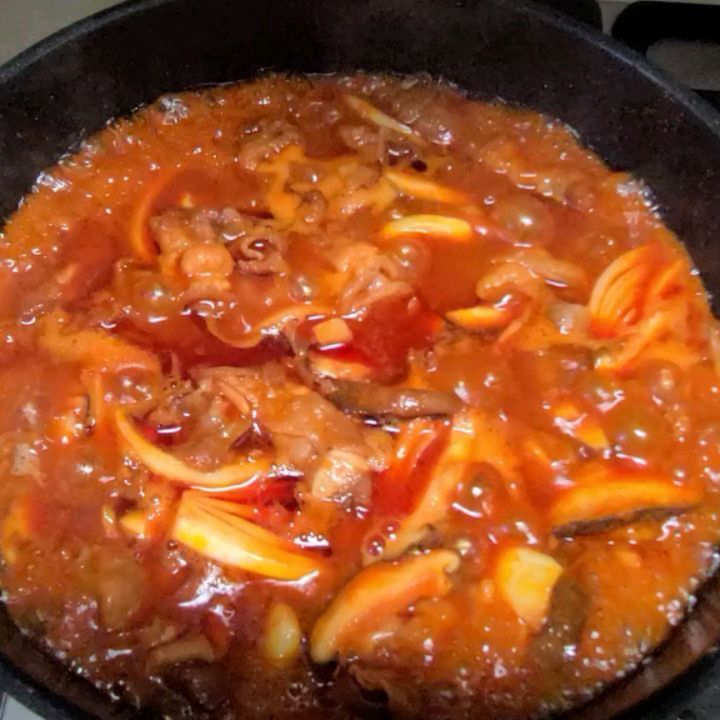 #저녁밥상은🍚🍴🥗🥓🤗 한방 대패양념삼겹살입니다.
동산회관 저리가라네요.
제대로 양념이 베여서 너무너무 맛있음.
너무 배고파서 😭 고기 듬뿍 상추 깻잎에 올려서  맛있게 먹는중입니다.