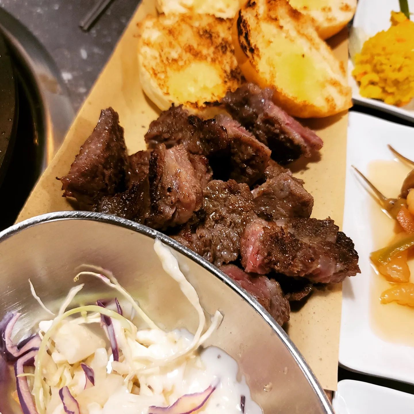 #신도림맛집 #등포 #오잇_신도림
갈비가 좋아~ 갈비가 좋아~ 목요일이라서 그런가 입에서 살살 녹아 없어지는 갈비가 너무 생각나는 날이네요! 이번주에는 갈비 어떠신가요?

신도림에서 유명한 갈비 맛집 등포입니다! 워낙 유명해서 방문하고 싶었던 곳이였는데 갔다왔는데 왜 등포인지 알 수  있었습니다. 16인치 생갈비 보시면 딱봐도 맛있어 보이는데 크으~ 한입 먹으면 미소가 싸악 번지네요! 거기에 등포 시그니처 햄버거도 만들어서 먹었는데요~ 행복해~ 행복행복하~ 꼭 햄버거해서 드세요! 그리고 한우 손말이도 꼭 드셔야합니다. 고기와 야채의 하모니가 절묘합니다! 이동갈비와 돌솥비빔밥으로 마무리하시면 딱입니다 ㅎㅎㅎ 잊을수 없는 맛이었어요! 기회되면 꼭 가보세요.

갈비~갈비~ 당근당근! 갈비를 외치면 달려가야죠!

네이버 검색창에 @오잇 검색하셔서 보시거나 혹은 프로필 링크를 클릭해주세요!
.
.
.
#음식스타그램 #먹스타그램 #먹스타맞팔 #먹스타맞팔환영 #신도림맛집 #갈비맛집 #신도림역맛집 #신도림역 #갈비스타그램 #jmt #존맛 #존맛탱 #맛집 #맛스타그램 #소통환영 #소통 #선팔하면맞팔 #음식추천 #추천음식 #추천메뉴 #메뉴추천 #맛있다그램 #저녁 #저녁메뉴 #저녁추천 #푸드스타그램 #내돈내산