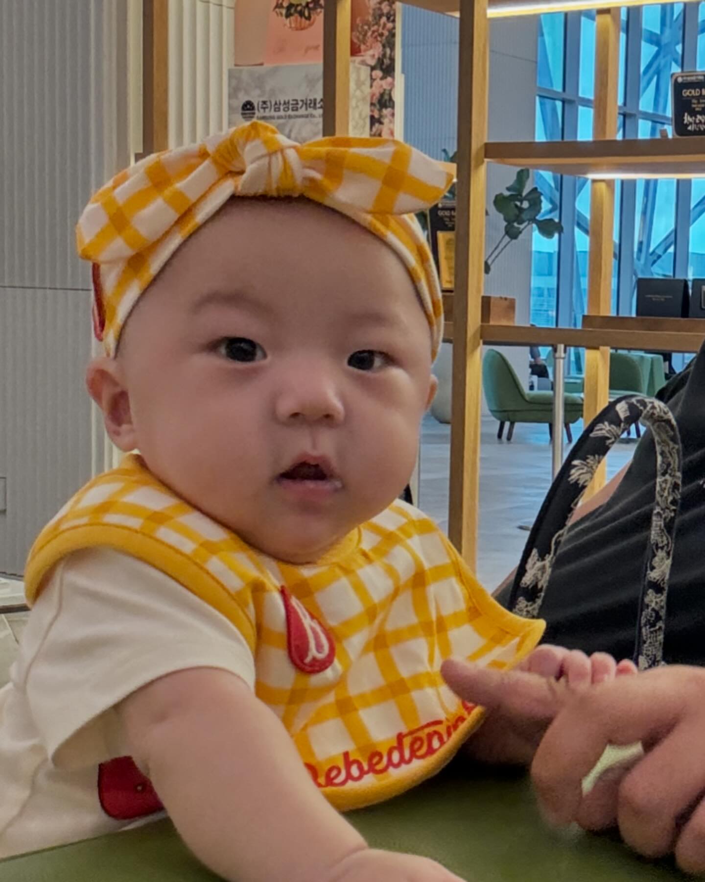 💛
지나가는 아주머니들이
아가가 왜이리 귀엽냐며...
딸이 너무 예쁘다며...
아들입니다만...🫶🏻
제아들 예쁘쥬...? 마쟈유... 저는 도치맘임미다....ෆ

#도치맘 #4개월아기 #광교맘 #갤러리아광교 #광교맘