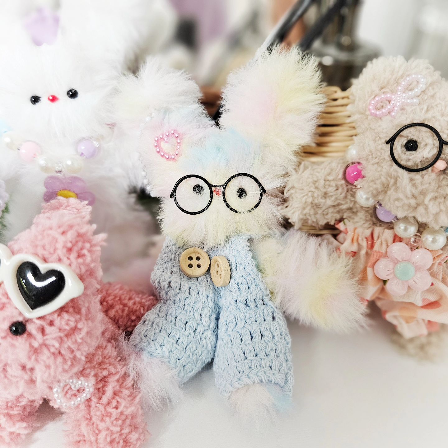 #모루인형 #모루인형키트 #모루인형만들기 #제품협찬

귀여운 모루인형 만들기 
요즘 쉽게 만들어 가방에 달고다니는게
붐이라쥬?ㅎㅎ

울 초등 4학년 꼬맹이도 만들기 하는걸
좋아하는데~ 
아들맘인데 아들들도 좋아한다능ㅎ

이런 🌂장마철 집에서 아이랑같은 
취미활동 하니까 넘 좋으다묘!!!

키트라서 모루도 많이 들어있고
다양한 꾸밈재료까지 있어서 
다른거 살 필요없이 요키트하나면
인형 5개 뚝딱 만들고
꾸미는것도 자유롭게 요기조기 
원하는데로 바꿔보고 좋으당!!

가성비 좋긔!!

📍상품정보 URL📍
https://smartstore.naver.com/fun_basket/products/10279640433

#리뷰노트