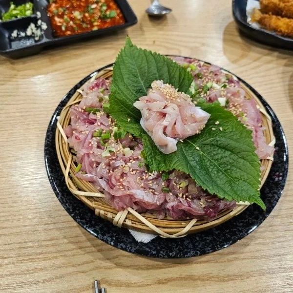 어제 저녁에는 오랜만에 둘이서  데이트 했어요~~^^

연산동 맛집 향어회 먹으러 갔어요ㅎㅎ

푸짐하게 잘 나와요ㅋㅋ

신랑이랑  전 회를 좋아해서  잘 먹고왔어요ㅋ

사장님이 커플인줄 알았다고 하네요

놀래시더라구요 아이아빠 엄마라고 하니까요

20대초중반으로 보인다고ㅋㅋ

기분이 좋네요ㅎㅎ

2차 설빙 딸끼트리설빙을 먹었는데 

달달하고 맛있게  먹었어요 

먹고나서 나올때 추워서 좀 그랬지만요ㅎㅎ

#연산동맛집  #횟집추천  #향어회 #둘이서데이트