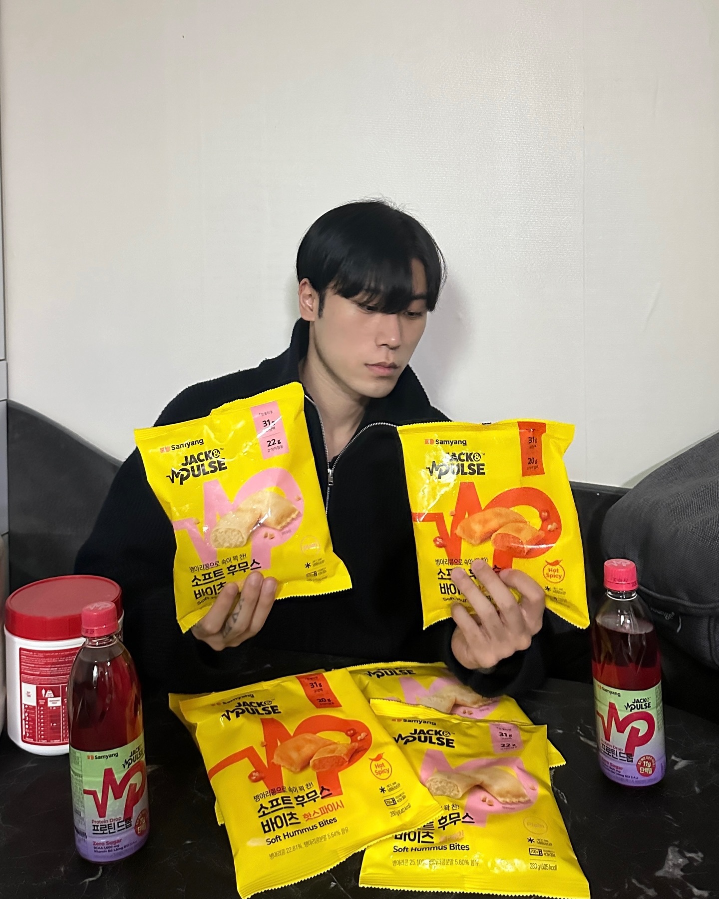 #광고 samyangfoods 
단백질 못 참지

상양식품의 첫 하이엔드 헬스케어 브랜드, 잭앤펄스(Jack&Pulse)
‘잭앤펄스 프로틴 드롭, 소프트 후무스 바이츠’

- 프로틴 드롭 : 국내 유일 가수분해공법의 흡수 빠른 식물성 단백질으로 단백질 11g 함유. 단백질 음료이지만 텁텁함이 없고 입이 다소 심심하지만 설탕 가득한 음료보다 건강을 챙기고 싶을 때 마시기 최고인 음료로 디자인까지 트랜디! 
- 소프트 후무스 바이츠 (플레인, 핫스파이시) : 병아리콩으로 속이 꽉 찬 부드러운 후무스 바이츠, 플레인은 담백하면서도 약간의 산미가 느껴지고 핫스파이시의 경우 특제 소스로 중독성 있는 매운 떡볶이 맛을 연상 시키며 에어프라이어, 전자레인지, 팬, 찜 등 다양한 조리법에 딱, 고 단백질(100g 당 11g 함유), 고식이섬유(100g당 7g) 영양 간편식, 콜레스테롤 & 트랜스 지방 ZERO  ___
#잭앤펄스 #프로틴드롭 #소프트후무스바이츠 #Pulsenalize_your_life 
#단백질음료 #프로틴음료 #후무스 #라비올리 #ootd #데일리룩