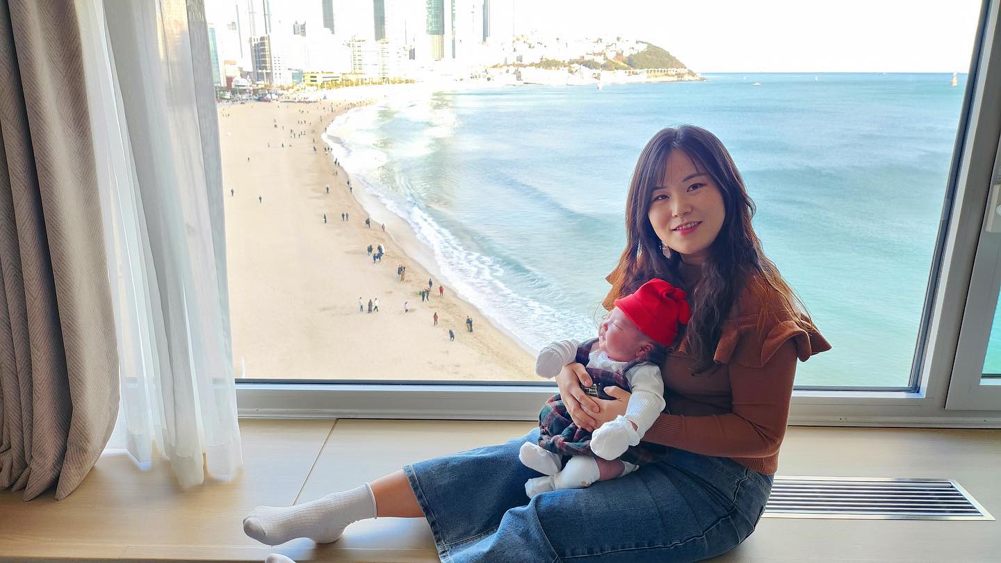 #bye2023 

무지 다이나믹한 한 해였다
느낌을 저장할 수 있는 곳이 있으면 좋겠다고 생각했다

첫 태동의 기묘한 느낌, 낳으러 가기전 이제 못느낀다니 미리부터 아쉽던 큰 태동, 막 양수를 닦아낸 아기의 이마를 뺨에 댔을때의 축축한 미지근함, 생각보다 낮있던 첫 울음소리, 눈 앞에서 보고도 믿기지않던 막 세상으로 꺼내져서 저 열손가락을 다 벌리고 최선을 다해서 우는 존재가 내 배에서 만들어졌다는 사실의 얼떨떨함, 이런 배아픔은 처음이었던 출산 후 과정들

매일매일 조금씩 달라지는 아기의 크기, 반응, 목소리, 또렷해지는 눈빛 그걸 마주하는 나의 기분

마주하는 임신의 과정과 내 몸의 변화가 신기하고, 지나가는게 하나하나 아쉬운 아기의 변화, 그리고 그것을 대하는 나의 다짐들

신기하고 아쉽고 재미있는 다이나믹한 한 해였다🎁

p.s. 2024도 잘부탁합니다