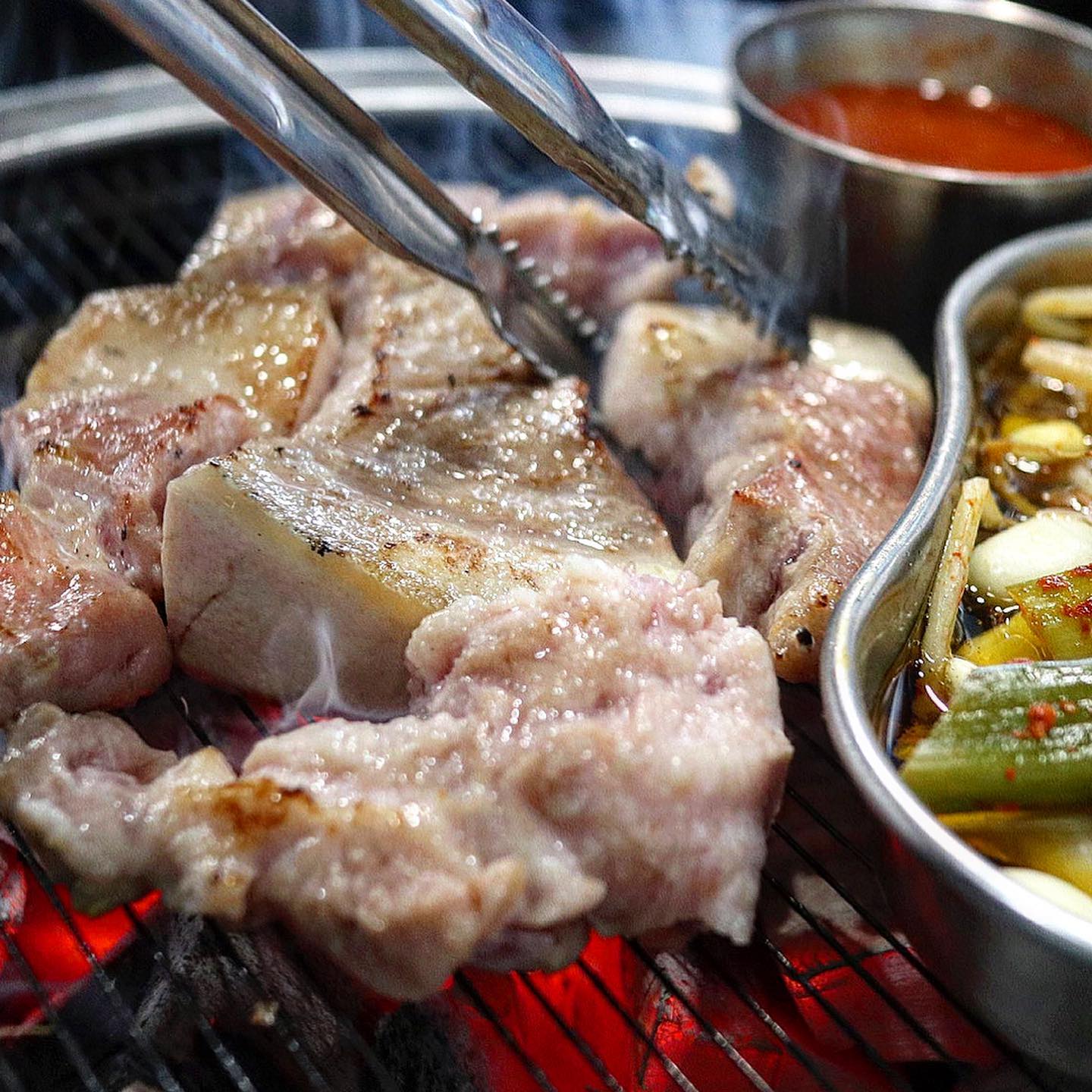 숯불향옷 입은 쫀쫀 쫀득살🥩
#파주맛집 #원조부안집 

콰직 쫀득매력 쫀든살 안먹어본사람?!🫢

알사람들은 아는 숙성고기 전문점 원조부안집 1등급 돼지고기 쫀득살과 목살이 맛있는 숯불구이집이예요🔥🔥

육즙 가득 불향 솔솔나는 씹는맛좋은 꼬들살은 비계와 살코기 비율이 너무 좋아 쫀득❗️탱글❗️ 한 맛은 세상 매력적이야🖤 삼겹살 항정꽃살도 부드럽고 맛있지만
여기는 쫀득살, 목살 기억하기⭐️
불이 진짜 쎈편이라 불향 성애자들 취향저격 할곳🔫🔫

전라도 부안의 손맛을 담은 #대파김치 & 새콤한 김치찌개는 서비스〰️ 거기에 같이 먹을 안데스 소금, 멜젓, 매운소스와 무생채 씨앗젓갈 깻잎지와 구운콩나물까지✨ 여러가지 조합으로 먹기 딱😆

10분밥은 간장계란밥 버터 버전으로 짭짤고소~ 대파김치와 찰떡궁합, 대파라면은 면발 익힘 정도 예술,,👍🏻

1인분 만원 중반대로 가성비좋은 #고기집 질좋은 고기와 대파김치, 다양한 소스와 10분밥과 사이드메뉴까지 
깔끔하고 맛있답니다😋

📌원조부안집
⏰매일 12:00 - 23:00
22:00 라스트오더
📍경기 파주시 금빛로 24-10 센터프라자 106, 107호
📞0507-1429-2160
⭕️네이버 예약, 단체석, 주차
🚉금릉역 1번 출구 도보 7분
🏷️쫀득살 15,000원
🏷️항정꽃살 15,000원
🏷️숙성삼겹 15,000원
🏷️10분밥 1인 3,500원
🏷️대파라면 4,000원

#블로그협찬 #파주가볼만한곳 #파주데이트 #파주맛집추천 #금촌맛집 #금릉맛집 #맛스타그램 #맛집탐방 #먹스타맞팔 #맛집투어 #먹팔 #냥꾸먹방🍴