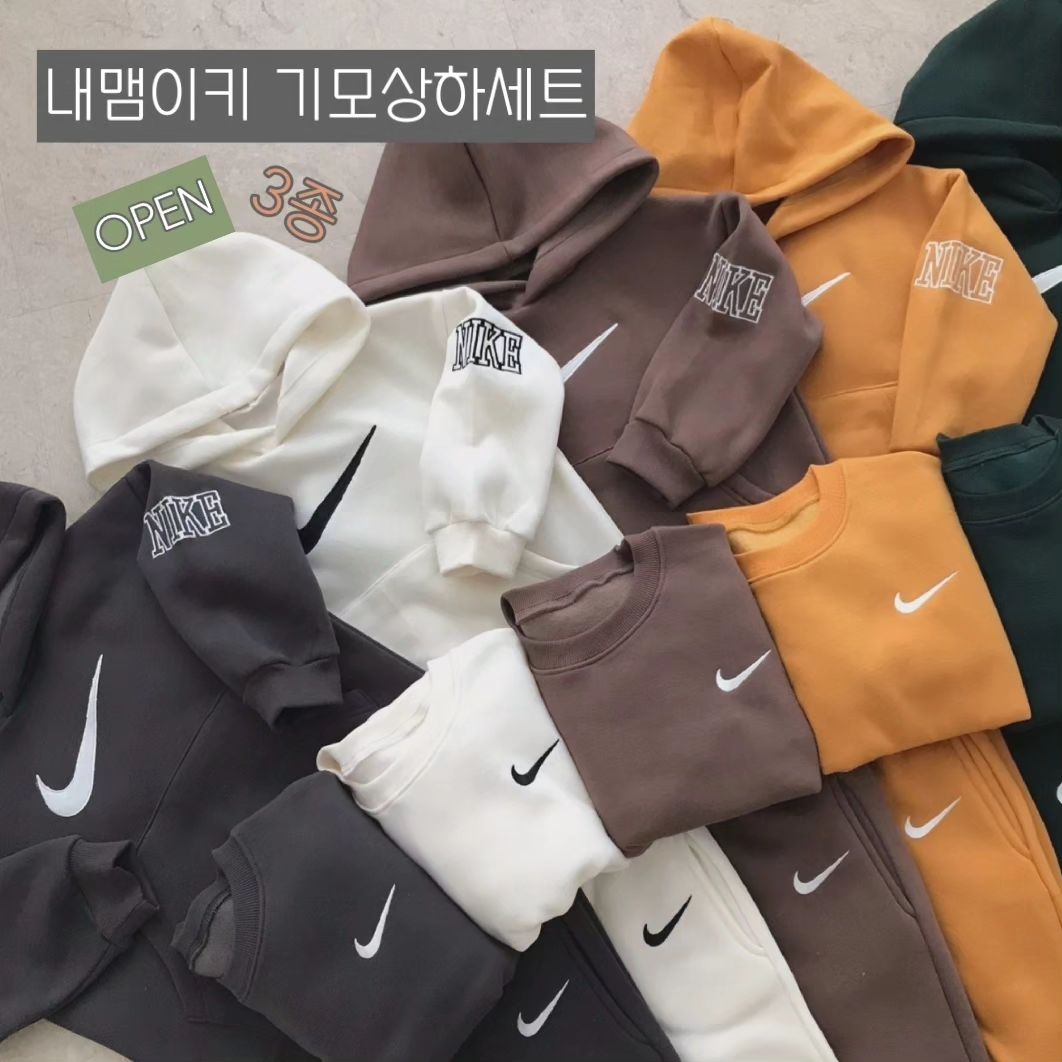 가성비 최고_따뜻한 기모세트라인 3종으로 준비하세요💛🧡🤎

❤︎ 내맴이키 기모상하세트 3종 𝙊𝙋𝙀𝙉 [ ~10/29일‼️]

원단집마다 기모도 모두 다른 거 아시죠?
공들여 고르고 골른 특양면기모원단이예요:D

맨투맨.후드티_지인짜 매일 손이 가는 옷이죠:D
월.화.수.목.금.토.일_깔별로 쟁여두면 등원.등교.키카.캠핑.놀이터 갈 때 두루두루 유용하게 입힐 수 있어요:)
바지도 밴딩부터 재질까지 정말 편하게 잘 나왔답니다👀
옆라인에 자수 넣어서 밋밋함 제로😎
컬러는 다크하게 따뜻한느낌으로 챙겨왔구요😁
특양면기모로 안감도 부들부들 겉면도 부들부들_하나하나 만져보고 입혀보면 우리 마미님들 반하실 거예요👍

후드세트.맨투맨세트 따로 입어도 예쁜데 후드.맨투맨.바지 3종세트  같이  보니 더.예.쁜. 기모세트라인💛🧡🤎
취.향.대.로 골라 입히라구 [후드세트][맨투맨세트][3종세트] 모두 준비했답니다👀👍

기모세트라 공구기간 여유있으니 놓치지 말고 구매하세요:D
​

❤︎ 𝘾𝙝𝙚𝙘𝙠 𝙥𝙤𝙞𝙣𝙩

국.내.원.단 / 자.체.제.작
취향대로.내맘대로 디자인 초이스
특.양.면.기모로 안감까지 부들부들_따뜻하게
손시리지 않게 후드캥거루주머니.바지주머니
데.일.리 맨투맨.후드로 원하는 색감 초이스
멋스러운 로.고 제작

​❤︎ 구성

후드세트 (후드+바지)

맨투맨세트 (맨투맨+바지)

3종세트 (후드+맨투맨+바지)

​
❤︎ 컬러 : 다크그레이.크림.브라운.머스타드.딥그린.다크레드

​❤︎ 사이즈 : 5호(s) 7호(m) 9호(L) 11호(XL) 13호(JS) 15호(JM)

➡️ 모델_고운이_101cm 17.5kg_M사이즈

​❤︎ 공구기간 : 10/23 ~ 10/29 자정까지 (6일간‼️)

❤︎ 제작.배송기간 : 공구마감 후 평일기준 14일 소요예정
리오더시 14일 추가소요예정
배송비 3.500/제주.도서산간 별도추가

​

✅️ 구매 및 문의는 댓글 또는 디엠 주세요 ✅️
