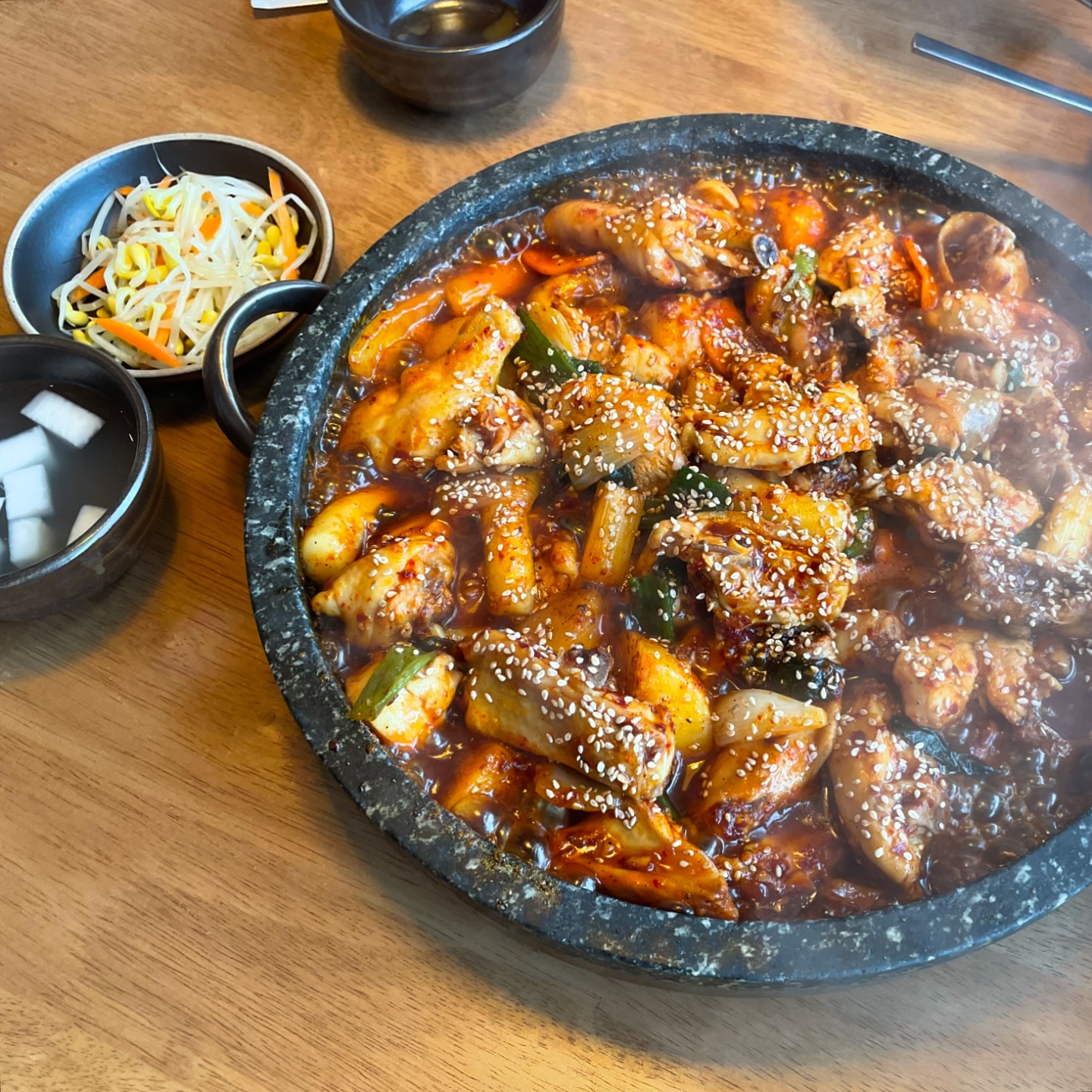 광안리에 새로 생긴 돌판 닭볶음탕맛집
#돌닭 가족외식 다녀왔어요🐓

시골에 있는 농장 컨셉으로 인테리어도 멋지고
가게내부도 널찍하면서 테이블 간격도 넓고
유리창으로 외부 풍경 시야가 확 트여있어 시원했어요

국물 자박한 닭볶음탕이 돌판에 올려져 지글지글🔥
신동진 쌀로 지은 고슬고슬 솥밥에 
잘 익은 감자를 으깨어 양념이 잘 베인 닭고기,
콩나물까지 다 같이 비벼 먹으니 꿀맛❣️

어른들은 마무리로 볶음밥까지 알차게 먹고
키즈 메뉴 간장계란밥이 있어서 아이도 밥 한그릇 뚝딱👍

점심특선은 (11:00-15:00) 6,000원 할인에 
공깃밥 2공기 제공이 주말까지 적용되는 부분이라
주말 점심 가성비 좋게 잘 먹고 왔답니다😊

📍부산 수영구 광남로 97 1층 (금련산역 1번 출구에서 396m)
⏰매일 11:00-22:00 (15:00-16:00 브레이크타임, 21:00 라스트오더)
📞0507-1403-1289
🅿️가게 옆 주차 1자리 무료 또는 인근 유료주차장 이용
.
.
.

#광안리맛집 #광안리닭볶음탕 #광안리닭도리탕 #광안리신상맛집 #광안리맛집추천 #광안리가봐야할곳 #광안리찜닭 #광안리현지인맛집추천 #광안리맛집추천 #광안리점심 #광안리저녁 #광안리식사 #광안리가족외식
