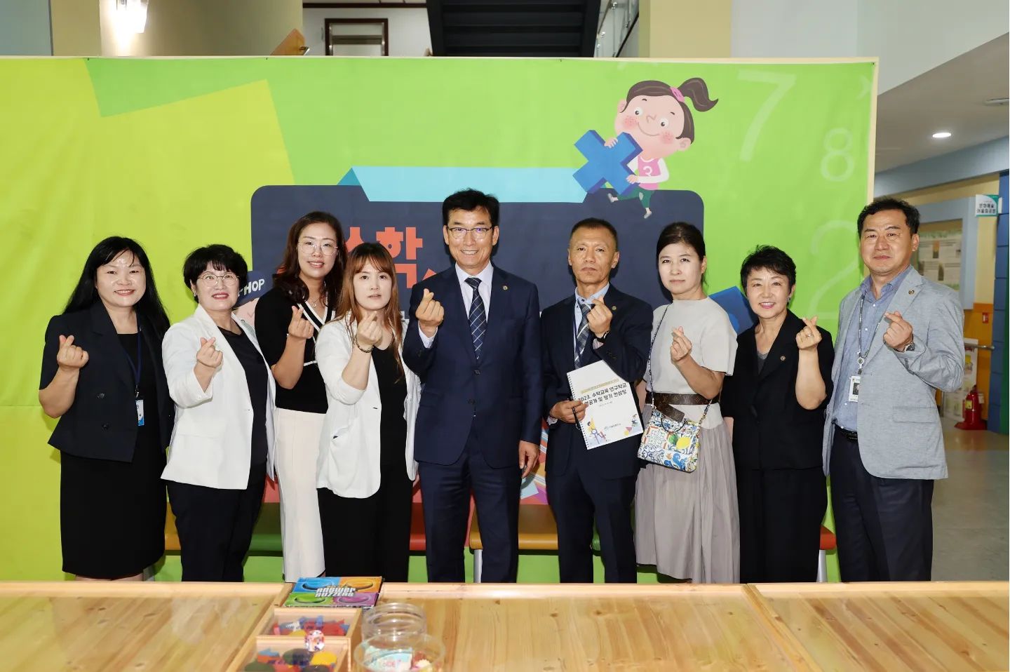 초등학교 학부모 공개수업 참관하고 
대견하고 멋진 #이월초등학교 우리 아이들  준비하시느라 고생하신 #이월초 선생님 모두모두 멋진 모습에 감동

학교에 방문해주신 #윤건영교육감 님
 #진천교육지원청 #교육장님 
 창의특수교육과, 교육연구정보원, 자연과학연구원 #공개수업 참여해주신 #진천군 초등학교 담당선생께 감사드립니다 ^^

  멋지다 #이월초 아이들과 선생님!

#일상기록 #학부모회장 #학부모공개수업 #학교이야기 #학부모그램