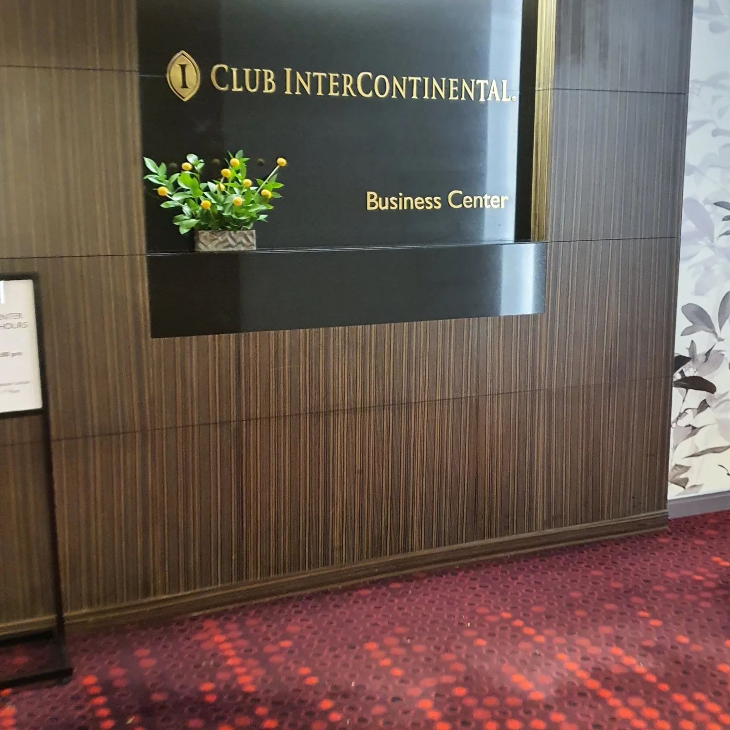 #인터컨티넨탈코엑스 후기 첫째날
intercontinental_coex #내돈내산

이번 숙박에서도 저희는 클럽층 숙박으로 선택했어요
클럽라운지 못잃어...ㅋㅋㅋ
인터컨 코엑스는 클럽층 치고는 가격이 비싸지 않아서
부담없이(?) 클럽층 숙박을 선택하게 되네요😅

저는 IHG계열의 플래티늄 회원이라서 앰배서더 혜택을 받을 수 있었는데요
1시간 일찍 도착한 클럽라운지에서 프라이빗하게 얼리체크인 진행해 주셨어요!
그래서 3시부터 있는 애프터눈티 전에 룸에 일찍 올라가서 쉬다 올 수 있었어요^^
체크인 하면서 베드가드, 키즈어메니티, 세면대용 계단 등 요청사항도 금방 처리해 주셔서 감동~~☺️

이전 숙박때는 애프터눈티를 항상 To Go요청해서 룸에서 먹었는데 이번에는 라운지에 직접 가서 즐겨봤어요
인원수에 맞게 티세트를 준비해주시고 쿠키나 과일은 원하는 만큼 더 먹을 수 있었어요
다들 어찌나 친절하신지.. 어린이 고객도 깍듯이 대해주셔서 인터컨 코엑스를 계속 찾게 되는것 같아요

애프터눈티를 마치고서 남편과 교대로 무료 사우나 타임(클럽혜택)을 즐겼어요ㅋㅋ 호텔 사우나 체고시다.. 클럽혜택 아니었으면 3만원상당이지만 클럽룸이라 무료무료 ㅎㅎ

방에서 쉬고 종이접기😂좀 하다보니 6시가 넘어서
또 해피아워 즐기러 클럽라운지로... 
주류 무제한에 또 고삐풀려서 밤에 곯아 떨어졌었네요😅😅

다음날 후기로 이어집니다~!!