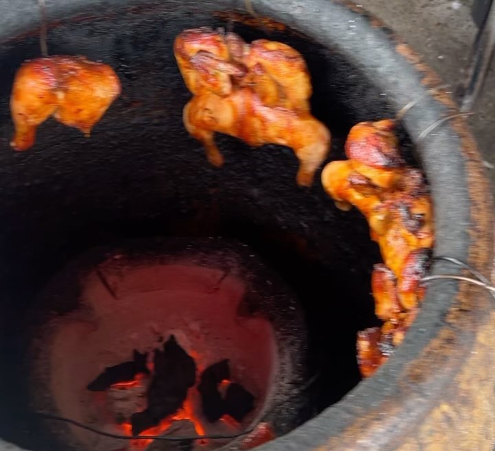 “무껍 crispy pork “
치앙마이 크리스피 삼겹살
찐으로 항아리에 실시간 구이 중ㅎ 치킨 삼겹 다 겉빠속촉
맥주안주로 딱이네🍺🍺

#치앙마이맛집추천 #치앙마이맛집 #chiangmaifoodie 
#넹무옵옹 #치앙마이여행추천 #치앙마이한달살기 
#thailand🇹🇭 #thaifood