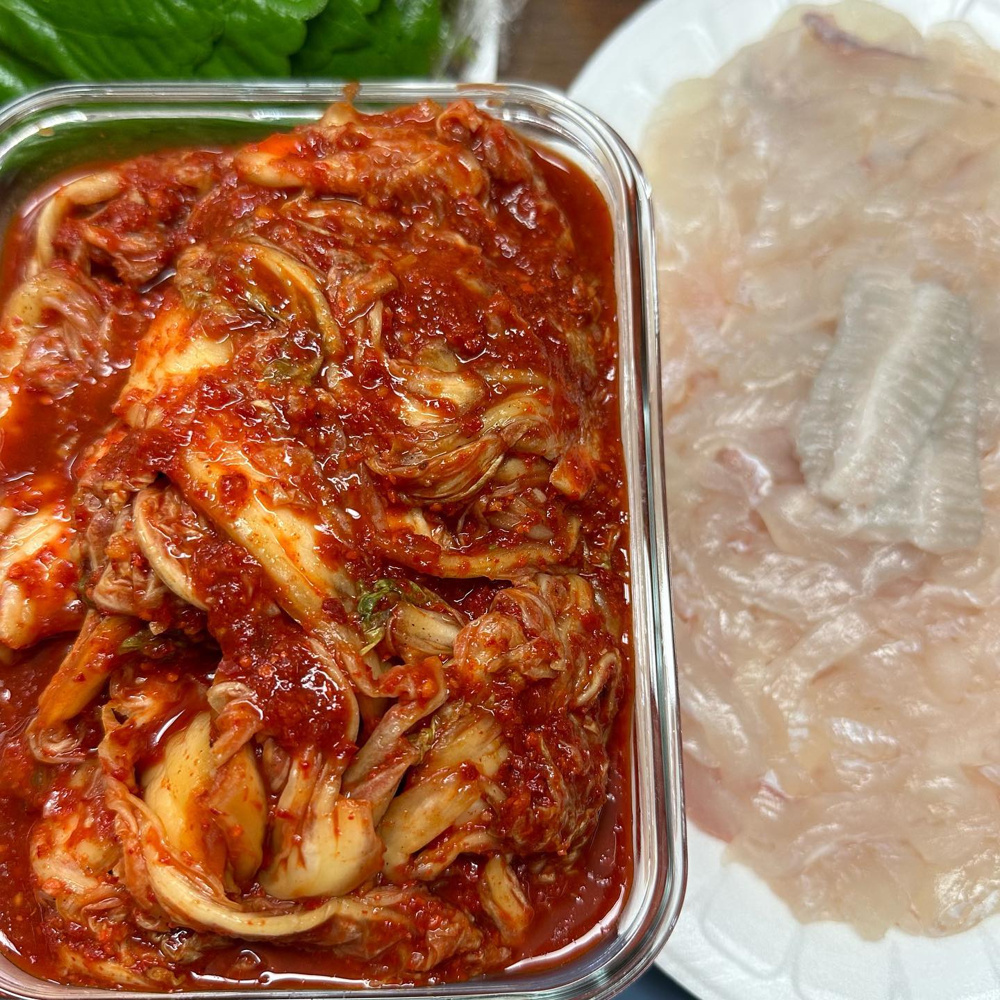 #배추김치#매운김치#보쌈김치#김치#삼대본가김치#김치추천#김치주문

업체로부터 제공받은 제품입니다

오늘 먹어 본 음식은
삼대본가의 매콤한 김치에요!

택배로 김치는 첫 주문인데
보냉을 잘 해주셔서 여름에 받았는데도 
신선한 상태 그대로 잘 배송되어왔어요🥰

저는 2단계를 선택했는데요
그렇게 많이 맵지 않아서
매운걸 잘 못 드시는 분들도 먹을 수 있을 것 같아요!
저는 매운 걸 좋아해서 다음엔 1단계로 먹어보고싶더라구요🥺

저희 부모님께서 드셔보시고 큰 용량으론 안파냐고 하실정도로 맛도 최고였어요 ㅎㅎ

재료들도 국산 재료만을 사용한다고 하니 믿고 먹을 수 있을 것 같아요

자취생분들이나 매운거 좋아하시는분들에게 추천합니다🤍