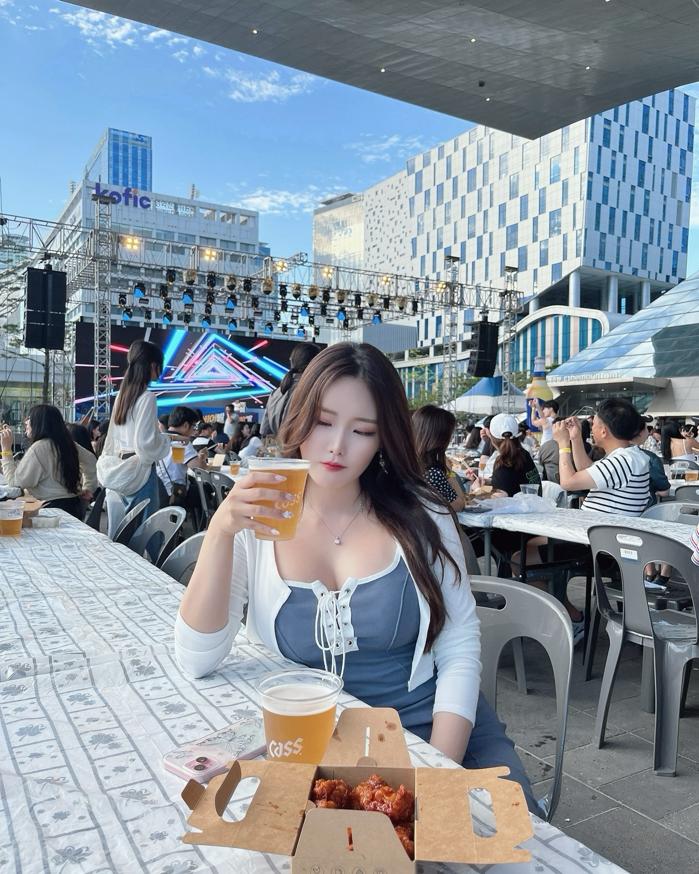 어제 해운대 비어밤 다녀왔습니다!!!🔥

전연령대가 즐기는 축제라서 노래들도 같이 따라 부르고
분위기 좋더라구요!!! 🫶🏻 나중에 다같이 무대 앞으로 가서
놀고 뉴진스님 나올때는 너무 신나서 웃겼어요ㅋㅋㅋ

뉴진스님이 이렇게 핫한줄 몰랐습니다,,🙊
그리고 관광객은 별로 없고 부산분들이 대부분이었는데
정말 잘노시고 리액션도 대박이더라구요!!
역시 여름은 부산이 가장 뜨거운것 같아요❤️

아직 부산여행 일주일 더 놀시간이 남아서 좋네요😆
남은시간동안 더 알차게 재밌게 놀다가 갈게요💖💙

#비어밤 #해운대 #부산여행 #부산축제