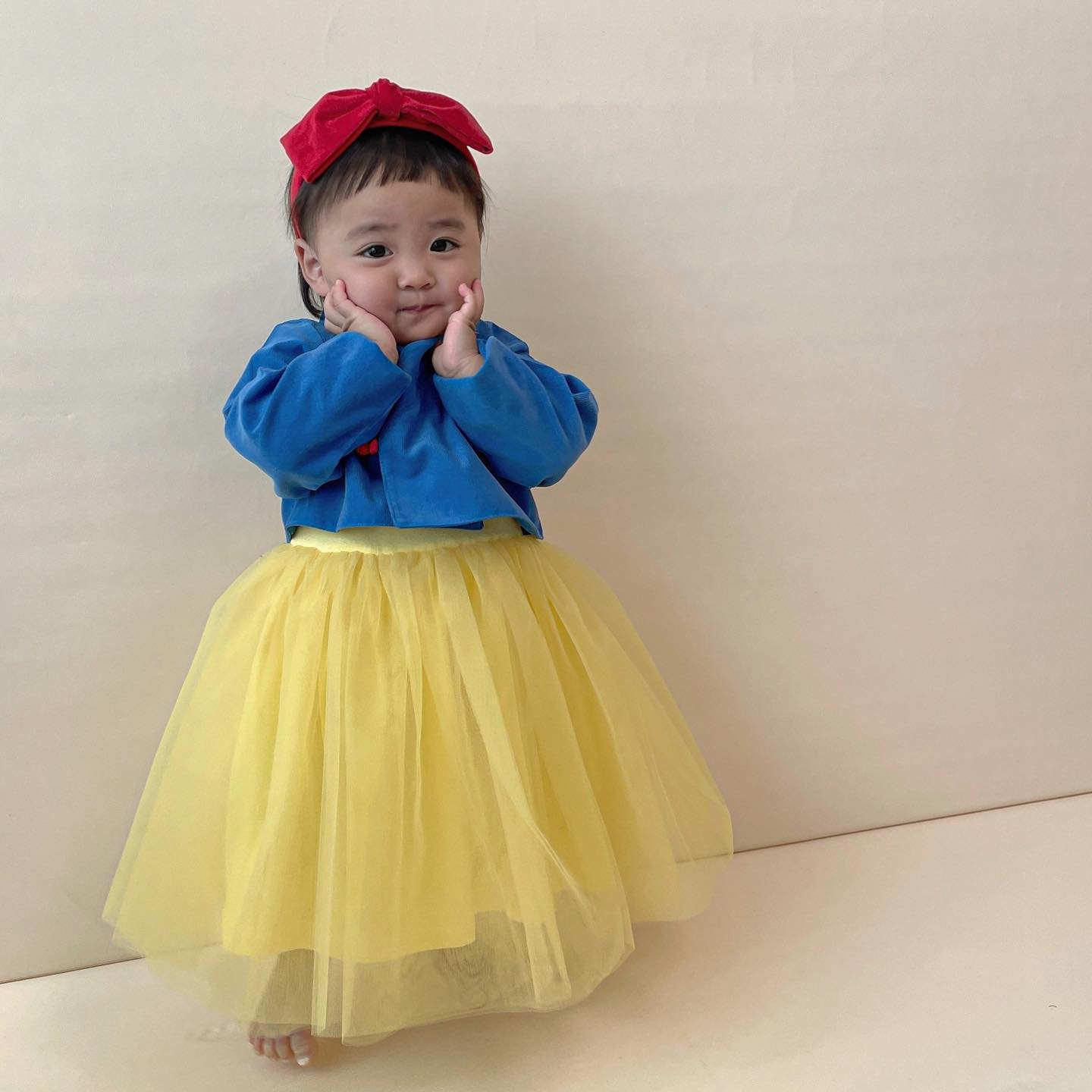.
요즘 찰퐁이가 밀고있는(엄마가 시키는ㅋㅋㅋㅋ) 
세젤귀 꽃받침 개인기 🌼
사진 찍어주면서 꽃받침~~ ! 이라고 외쳤는데 
코딱지로 들었는지 코를 파던 😇 
희한하게 발음이 비슷하긴 해 ………….