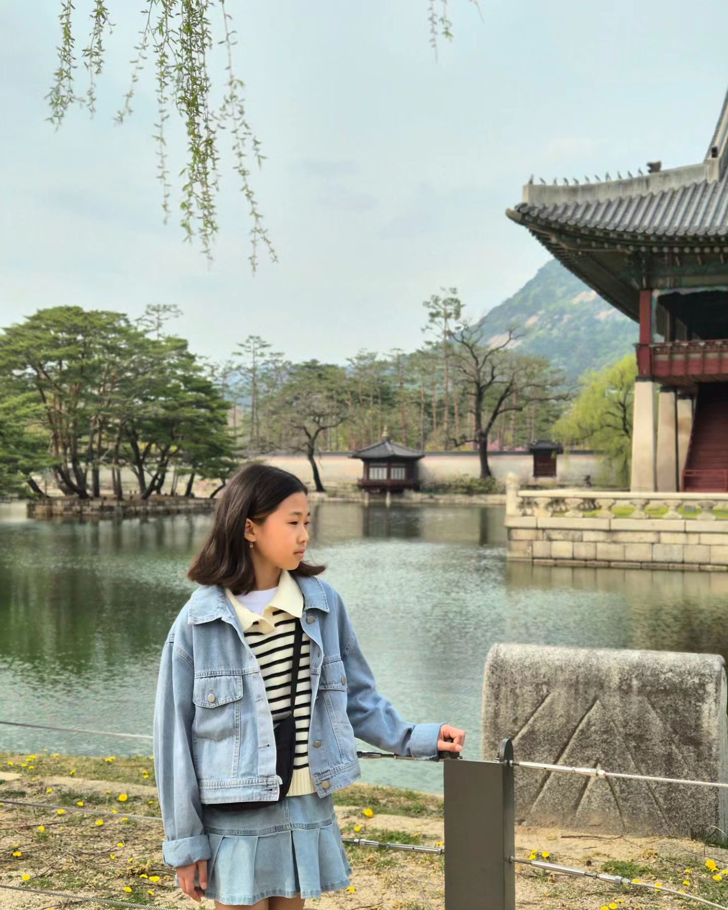 *

망원시장 찍고 #경복궁 go!

도착하자마자 마침 #수문장교대식 
온동네 사람들 다 여기 모인듯
머리위 틈사이로 기를쓰고 보겠다고 줄서서 영상 남기기

구름가득 흐린 하늘이지만 
오히려 선선하니 걷기 넘나 좋았던💕

#경복궁투어 #서울나들이