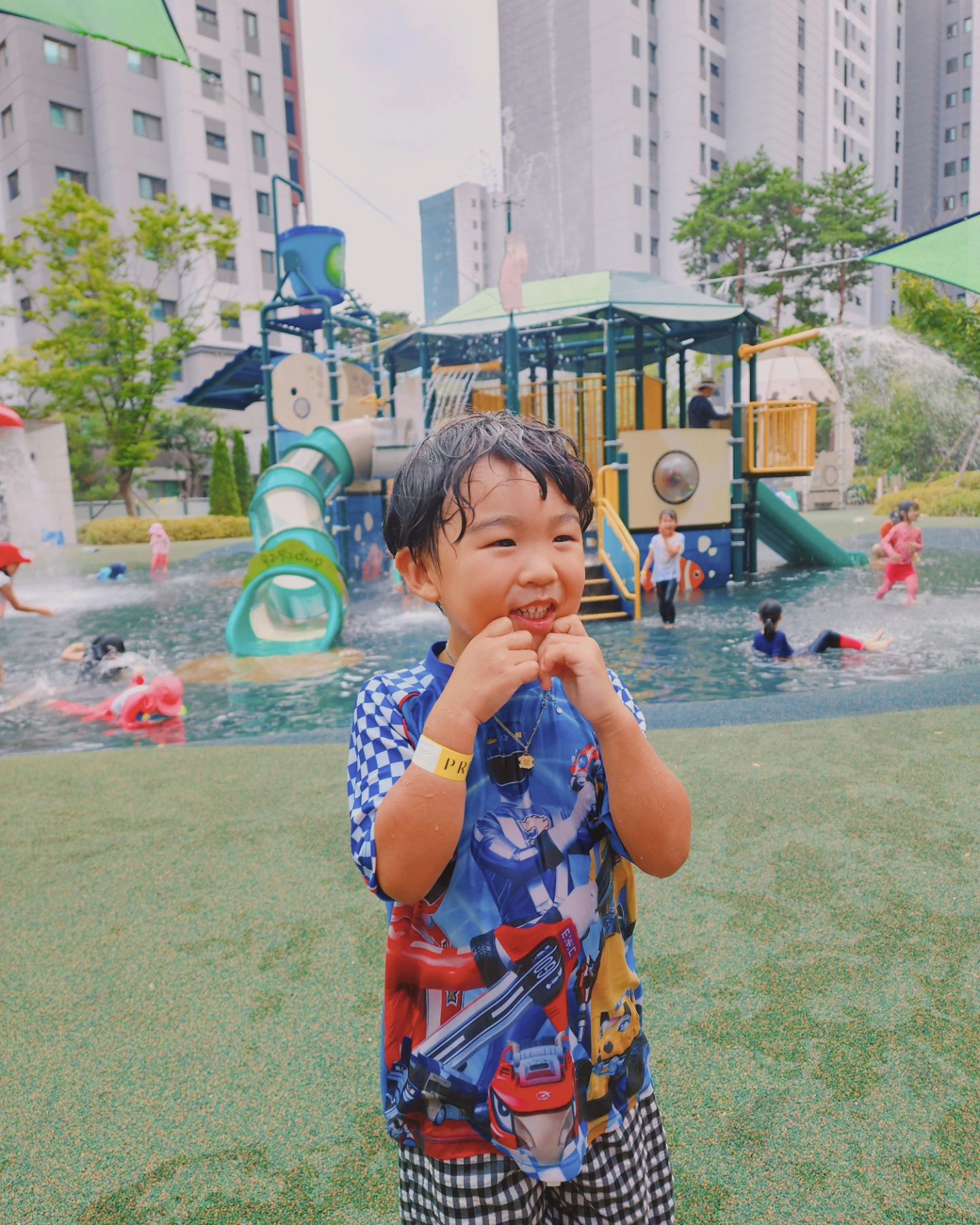 갑자기 물놀이~

할아버지 찬스로 분수대 안가고 물놀이터^^

예정에 없던거라 쪼굼만놀고!!! 주말에 더 놀자ㅎㅎㅎ 

#어제도물놀이
#오늘도물놀이
