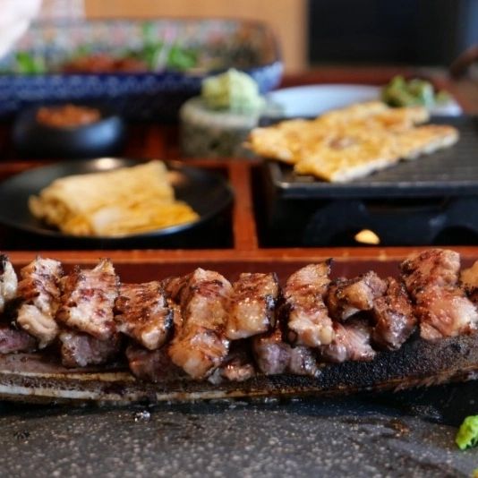 봄바람이 살랑살랑♡

동촌유원지에서 피크닉하러 갔다가
우대갈비맛에 빠져버렸다♤

처음 먹어보는 우대갈비.
벽짚훈연연기속에서 그 모습을 드러내는데
오. 이건 만화속에서나 보던 비주얼이 아닌가?

맛도 맛이지만 퍼포먼스가 더해져 더욱 즐거운 식사.
볶음밥도 넘 맛있었으!

#대구동촌유원지맛집#대구동촌유원지고기집#대구우대갈비#아양짚