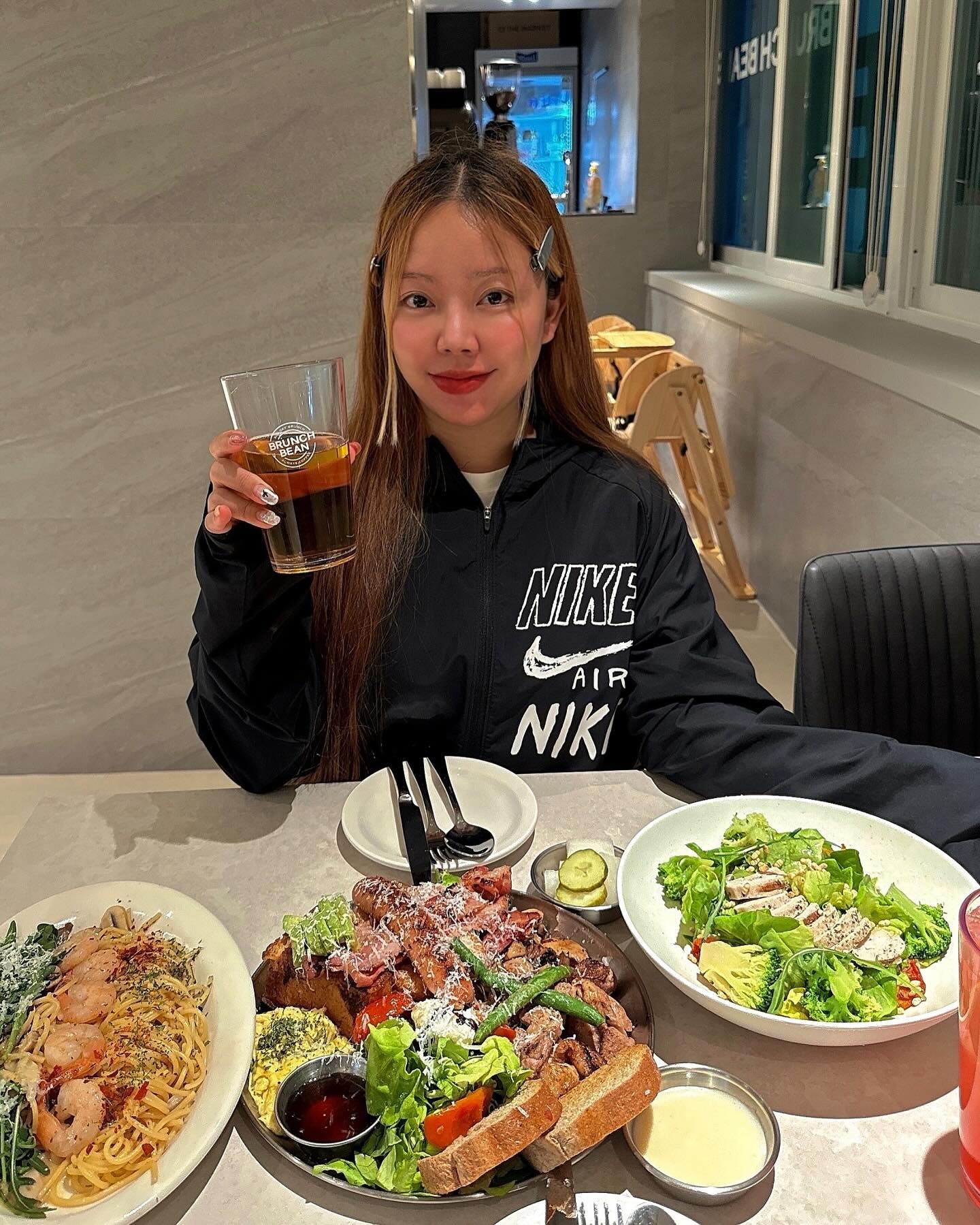 #협찬 운동 후에 불타는 고구마 얼굴로 생맥주 한잔 하는 오늘의 소확행🔥🍺⚡️

브런치빈이 과천에 오픈했다는 소식 듣고 다녀왔는데, 새로 오픈한 매장이라 완전 쾌적해서 너무 좋자냐✨✨

간단한 브런치 메뉴들부터 파스타, 리조또 등 식사 메뉴들도 많이 준비되어있고, 함께 페어링하기 좋은 음료들도 정말 다양해서 눈 돌아갈 뻔➰👀🎵

오늘 먹어본 메뉴는 쉐어플래터, 치킨후무스샐러드, 쉬림프알리오올리오파스타였는데 모두 성공적💛🧡❤️

#브런치빈 #브런치빈과천점 #과천카페 #과천맛집 #과천브런치 #과천브런치카페 #과천브런치맛집 #과천데이트 #과천파스타과천데이트코스