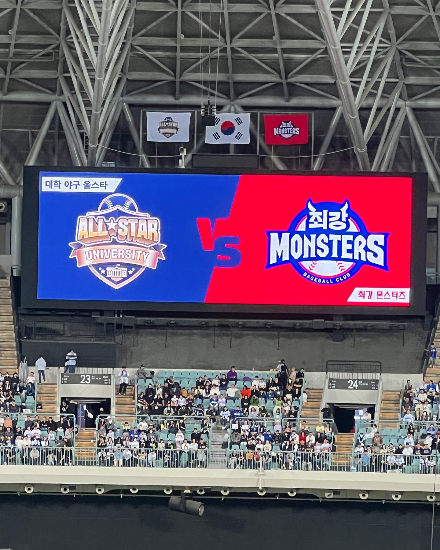 11.05 첫번째 최강야구 직관 ⚾️
란실언니 찬스로 드디어 가본 그곳 ㅠㅠ 심지어 패패승승승으로 kt wiz 코시 진출을 확정한 날이라 더 기억이 남는다. 우리 대호오빠 은퇴식에서 광광울며 이제 언제보나 했는데 바로 최강야구에서 보고있는ㅋㅋㅋㅋㅋㅋㅋㅋㅋㅋㅋㅋㅋㅋㅋㅋㅋㅋㅋ다시보니 너무 반갑네🥹심지어 우리 메이저리거 김하성이 시구를 하는 그 영광적인 순간까지 ㅠㅠ진짜 신남의 끝판왕이었던날 ㅠㅠㅠ
역시 나는 최강야구팬 !! ⚾️⚾️

#최강야구 #최강야구직관 #고척스카이돔 #김하성 #야구 #야구직관 #이대호 #화이팅 #나싸인좀해주지 #ㅋㅋㅋㅋㅋ
