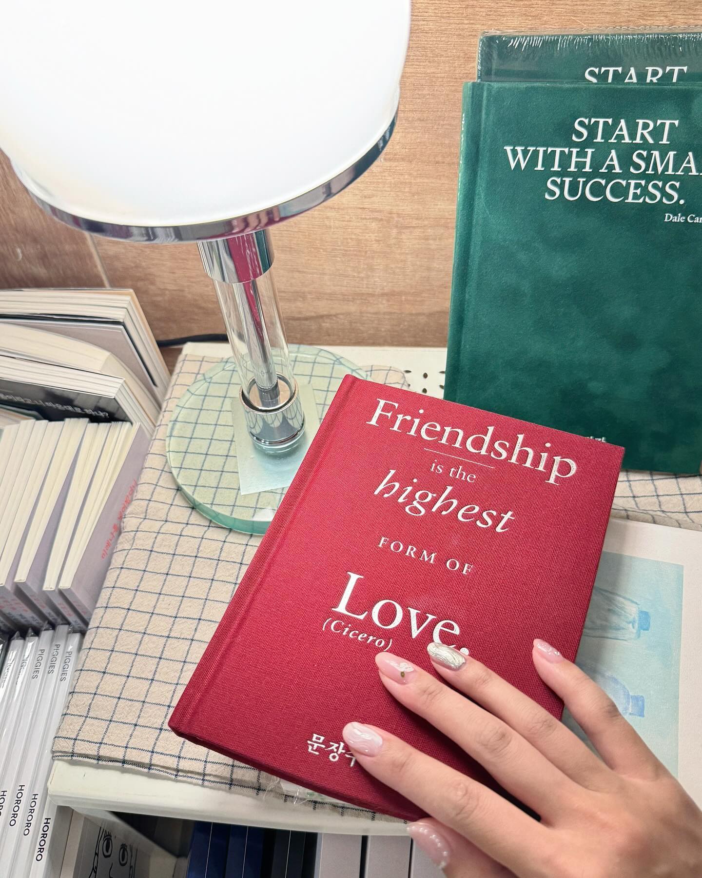 𝑁𝑒𝑤 𝑛𝑎𝑖𝑙💅 & 𝑁𝑒𝑤 𝑏𝑜𝑜𝑘📗소소한 행복 예쁜거에 예쁜거 
오랫만에 연남동갔다가 책방에서 맘에쏙 드는 책들발견,, 표지에 반해서 봤는데 내용까지 취향저격이라 다살뻔 , 책러버 햄볶 ﾟ₊·*♡̷̷̷ ₊ ﾟ *♡̷̷̷
-

#홍대네일 #네일추천 #헤이오브제 #연남동책방