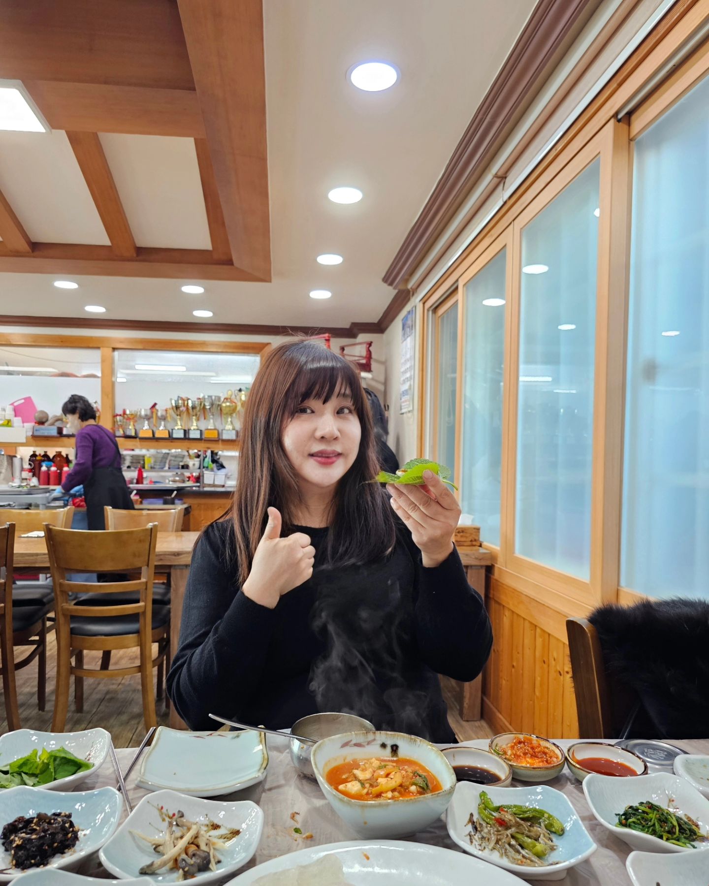 😋
일본에서 온 조카랑 동생이랑
부산여행하면서 가장 맛있게 먹었던
#방파제횟집
🐟
멸치회 멸치쌈밥으로 유명한 곳이지만
자연산 모듬회 주문해서 먹었는데
깔끔하고 맛있었요
매운탕 대신 주문한 우럭찜도 맛있고
회덮밥도 맛있고....

🏆
음식대회 수상 경력도 많고
오랜 단골 어르신들도 많이 찾는걸 보니
현지인맛집 인정!!!

😋
셋이서 푸짐하게 먹고 12만원
신선한 회를 맛있게 먹고
돈 아깝지 않았어요!
강추맛집!!

#부산여행 #부산횟집
#방파제횟집#기장군횟집#기장멸치쌈밥
#대변항멸치회#대변항멸치#부산기장횟집
#대변항멸치쌈밥#기장군현지인맛집
#대변항맛집#기장군맛집#부산기장맛집
#대변항횟집#부산여행횟집 #부산멸치회