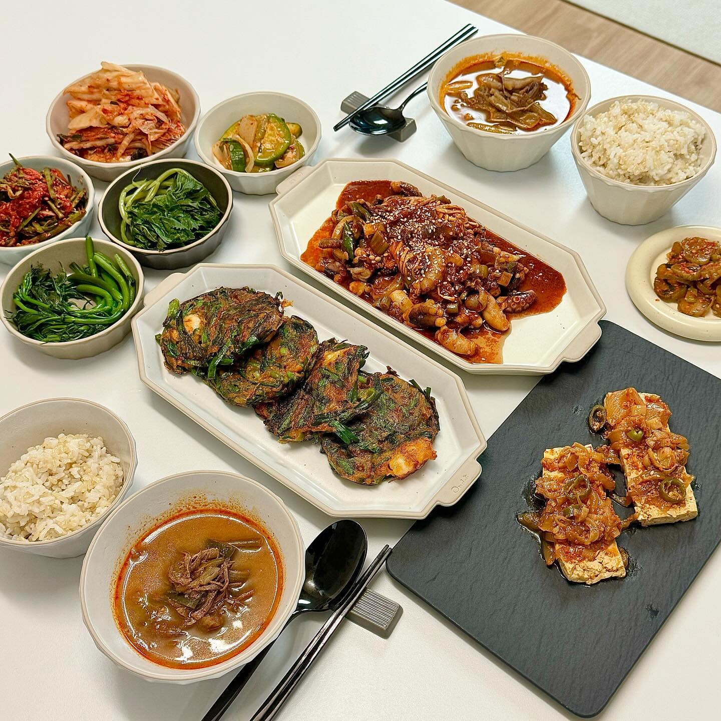 #협찬 하니쿡👩🏻‍🍳
어제 저녁은 매콤한 낙지볶음이랑
비가오니 부추장떡을 만들어서 냉장고에있는
반찬 총출동!! 남편이 반찬이 너무 많아서
하나씩 다 헤치워야한다면서 하나씩
집중적으로 먹더라구요🤣🤣

낙지볶음은 머그바 왕통통 낙지볶음인데
정말 이름처럼 문어만큼 낙지가 왕통통해서 깜놀!
낙지가 엄청 푸짐하게 들어있어서 집에있는 야채만
조금 추가해서 볶으면 깔끔하고 매콤하고 맛있는
낙지볶음 완성! 낙지도 엄청 부드럽고 양념도 맛있구
넘넘 맛있어요👍

🏷️ mugbar_ 

제품구매🔗 
https://www.mug-bar.com/78/?idx=110

#낙지볶음 #머그바왕통통낙지볶음 #캠핑음식